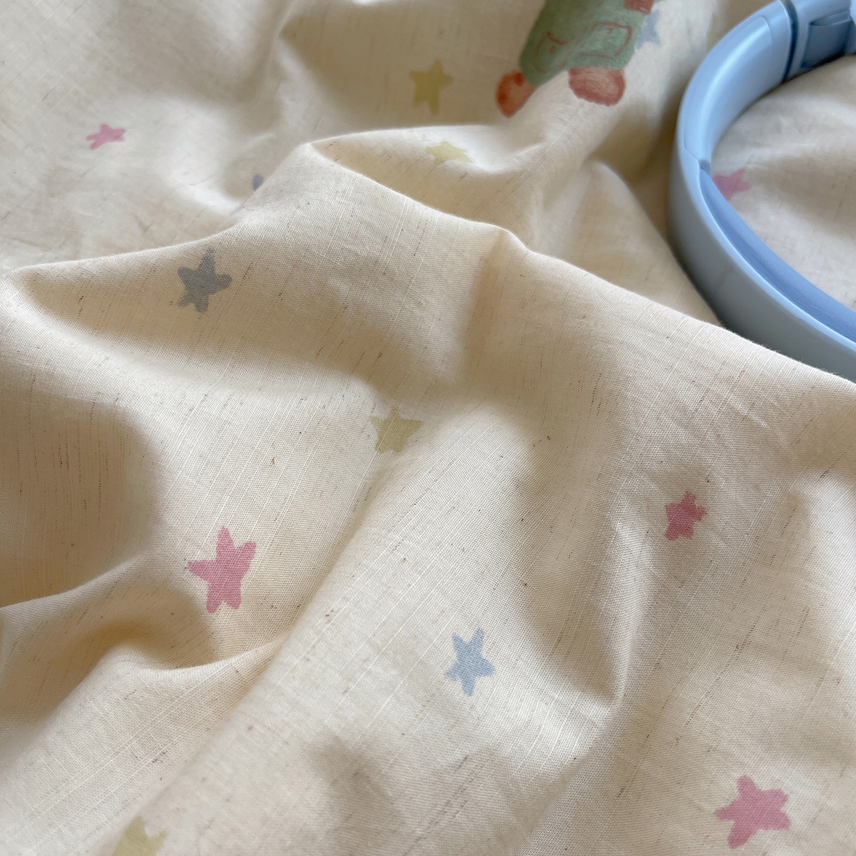 91家纺网 家纺一手货源 找家纺 桃子家居 2026新款A类原生态纯棉棉麻凉感小冰皮嵌绳工艺棉麻夏被夏凉被空调被 棉麻冰皮-奶黄小熊