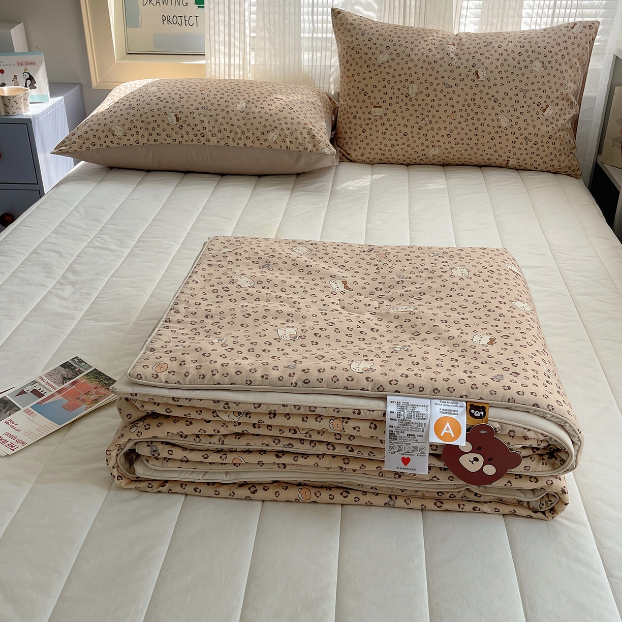 91家纺网 家纺一手货源 找家纺 桃子家居 2026新款A类原生态纯棉棉麻凉感小冰皮嵌绳工艺棉麻夏被夏凉被空调被 棉麻冰皮-奶咖小猫