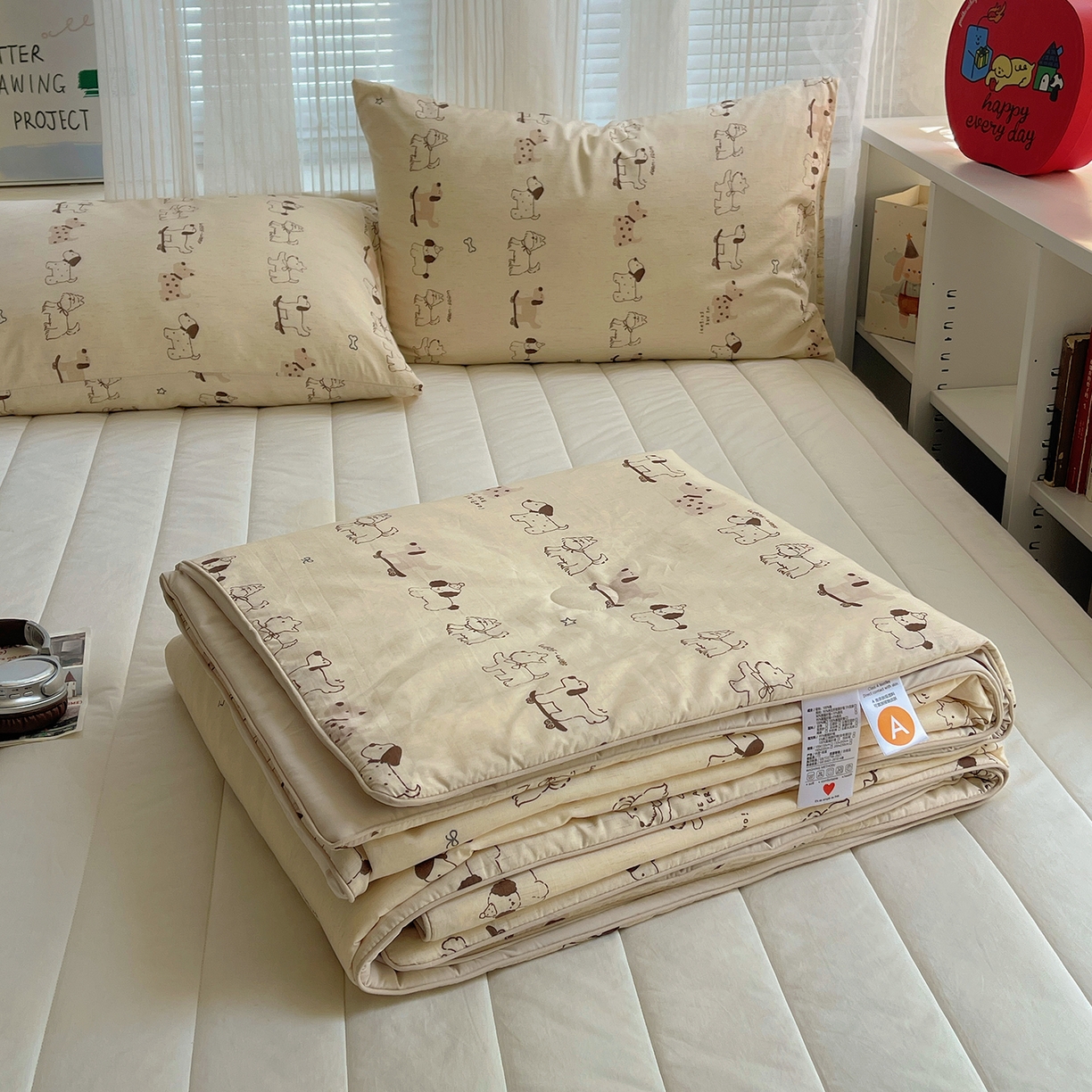 91家纺网 家纺一手货源 找家纺 桃子家居 2026新款A类原生态纯棉棉麻凉感小冰皮嵌绳工艺棉麻夏被夏凉被空调被 棉麻冰皮-小狗日记