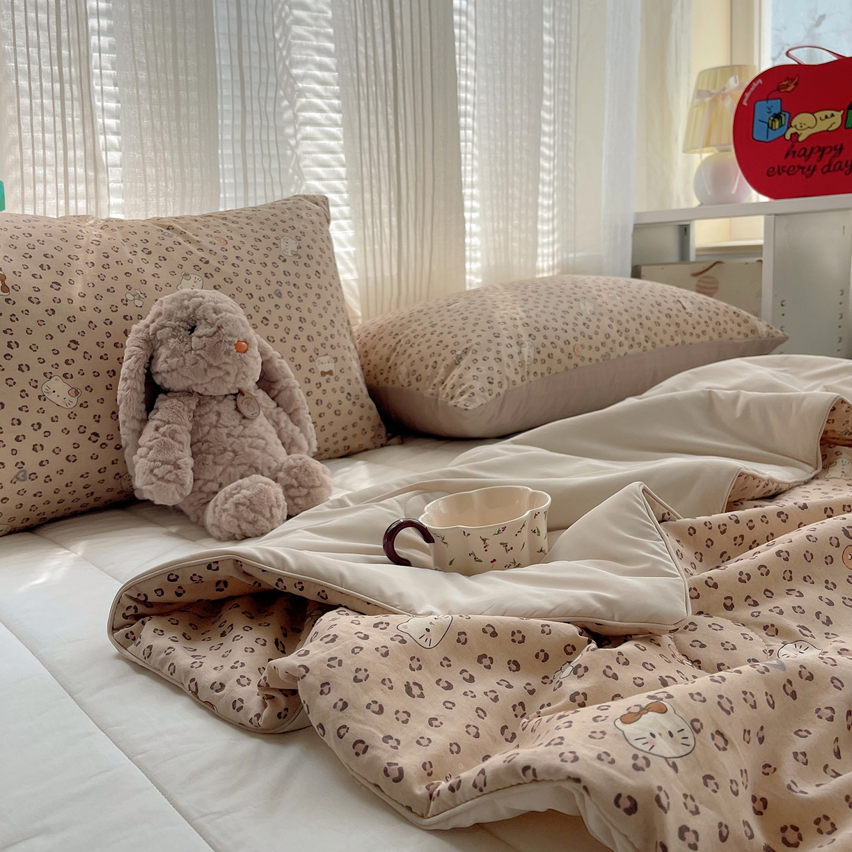 91家纺网 家纺一手货源 找家纺 桃子家居 2026新款A类原生态纯棉棉麻凉感小冰皮嵌绳工艺棉麻夏被夏凉被空调被 棉麻冰皮-奶咖小猫