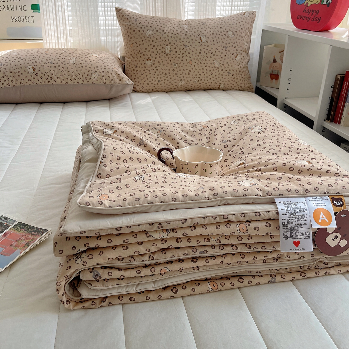 91家纺网 家纺一手货源 找家纺 桃子家居 2026新款A类原生态纯棉棉麻凉感小冰皮嵌绳工艺棉麻夏被夏凉被空调被 棉麻冰皮-奶咖小猫