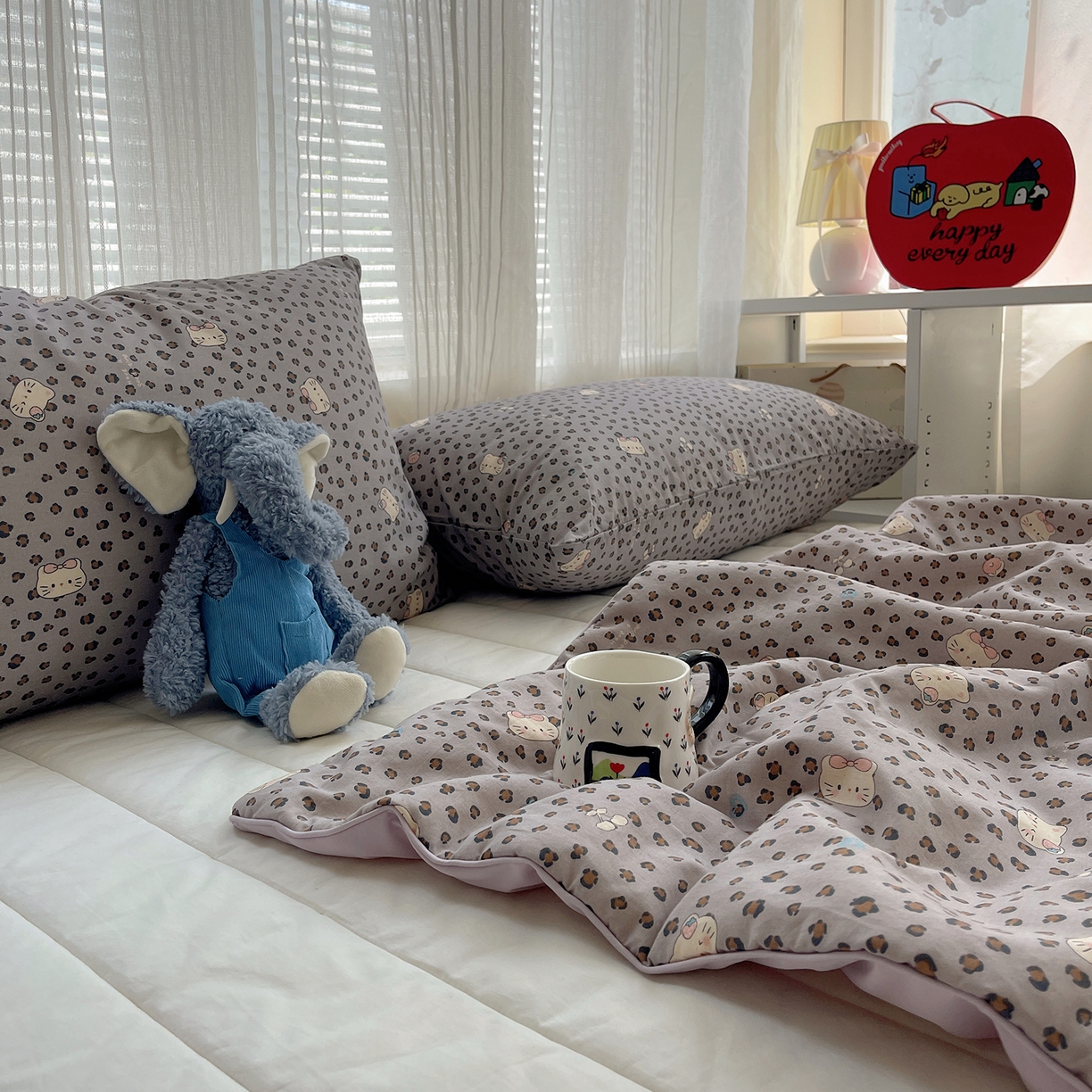 91家纺网 家纺一手货源 找家纺 桃子家居 2026新款A类原生态纯棉棉麻凉感小冰皮嵌绳工艺棉麻夏被夏凉被空调被 棉麻冰皮-雾紫小猫