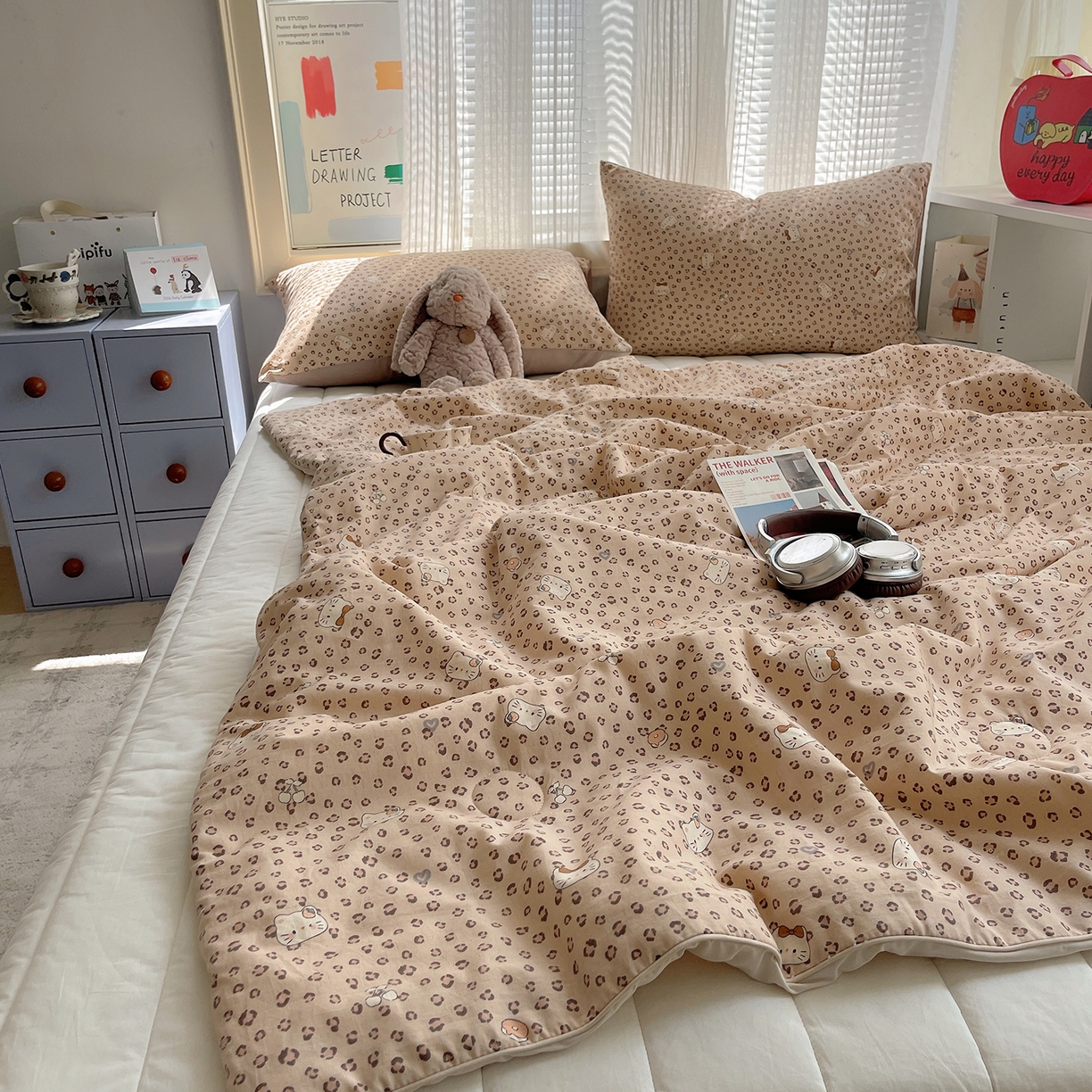 91家纺网 家纺一手货源 找家纺 桃子家居 2026新款A类原生态纯棉棉麻凉感小冰皮嵌绳工艺棉麻夏被夏凉被空调被 棉麻冰皮-奶咖小猫