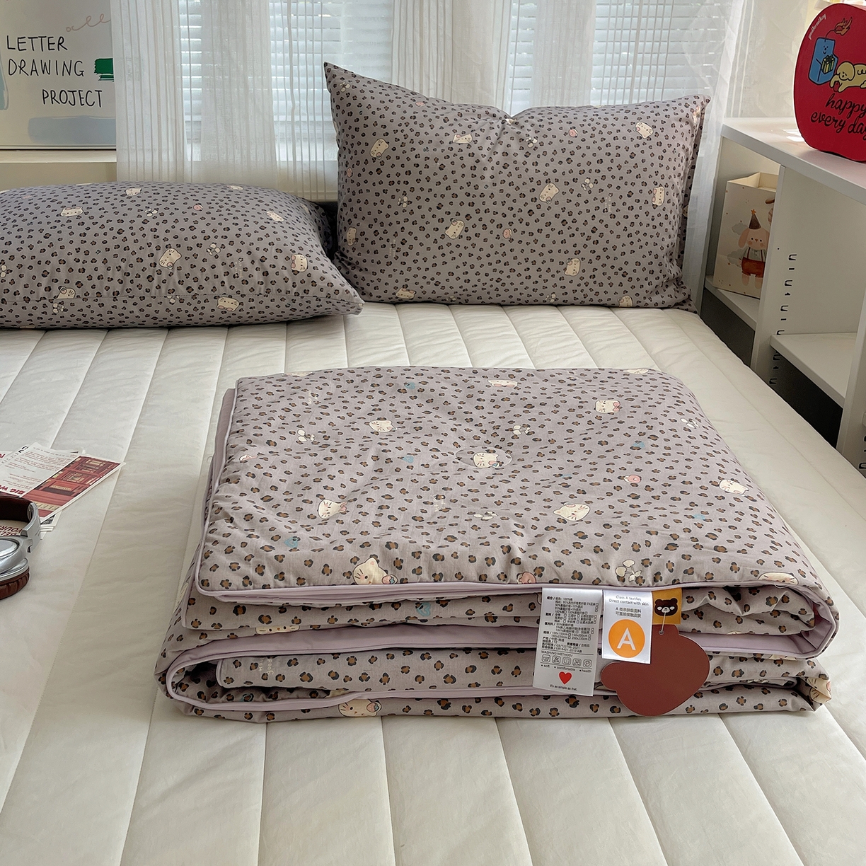 91家纺网 家纺一手货源 找家纺 桃子家居 2026新款A类原生态纯棉棉麻凉感小冰皮嵌绳工艺棉麻夏被夏凉被空调被 棉麻冰皮-雾紫小猫