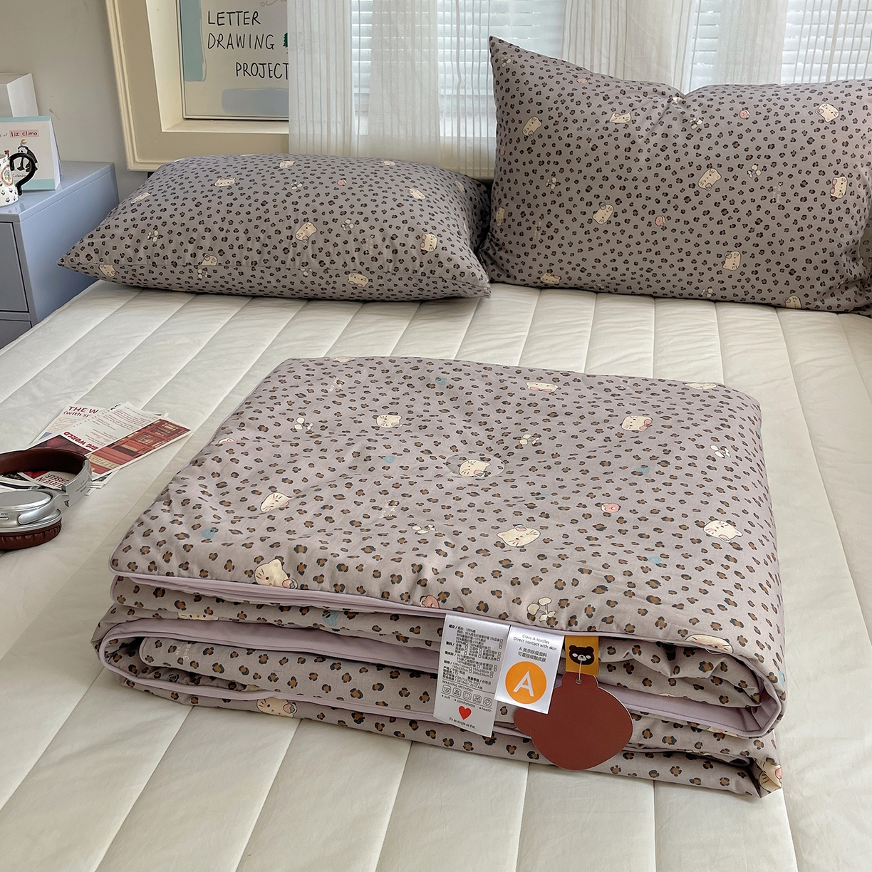 91家纺网 家纺一手货源 找家纺 桃子家居 2026新款A类原生态纯棉棉麻凉感小冰皮嵌绳工艺棉麻夏被夏凉被空调被 棉麻冰皮-雾紫小猫