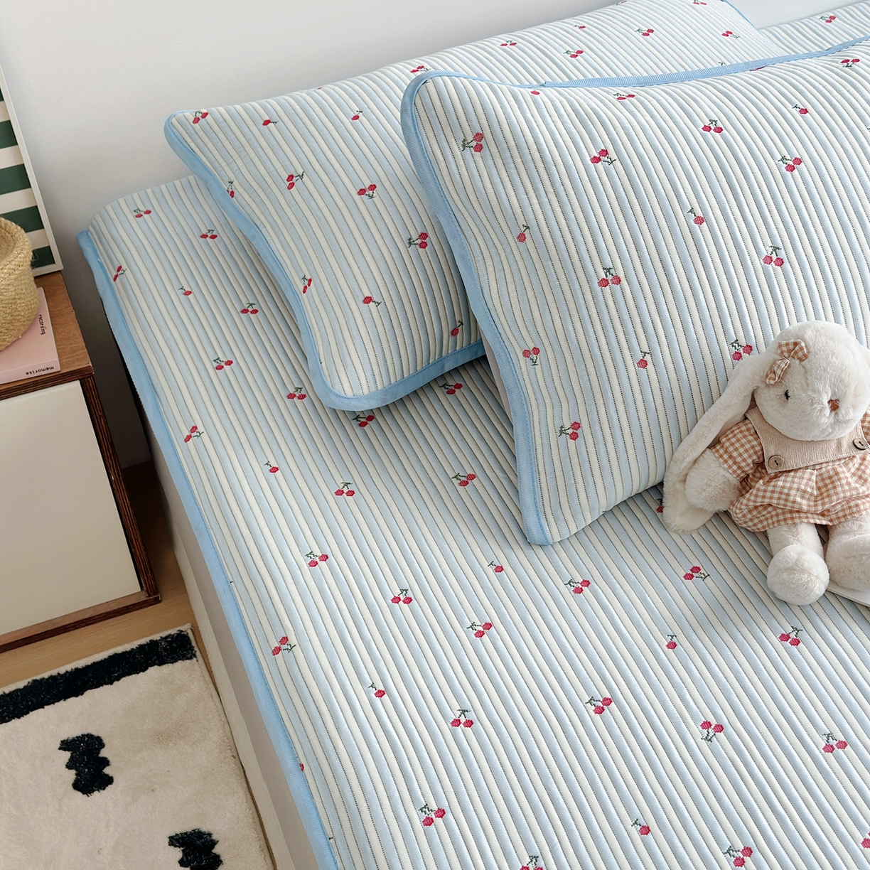91家纺网 家纺一手货源 找家纺 怡家居 2026新款PE凉感提花床笠款凉席席子三件套 樱桃-蓝