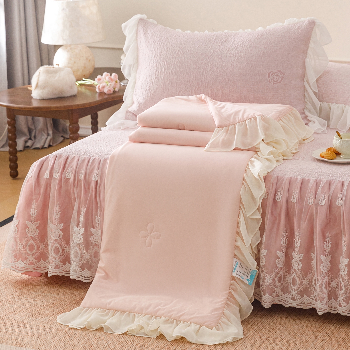 91家纺网 家纺一手货源 找家纺 （总）好儿喜家纺 2025新款法式雕花牛奶绒四件套床裙款-罗拉系列