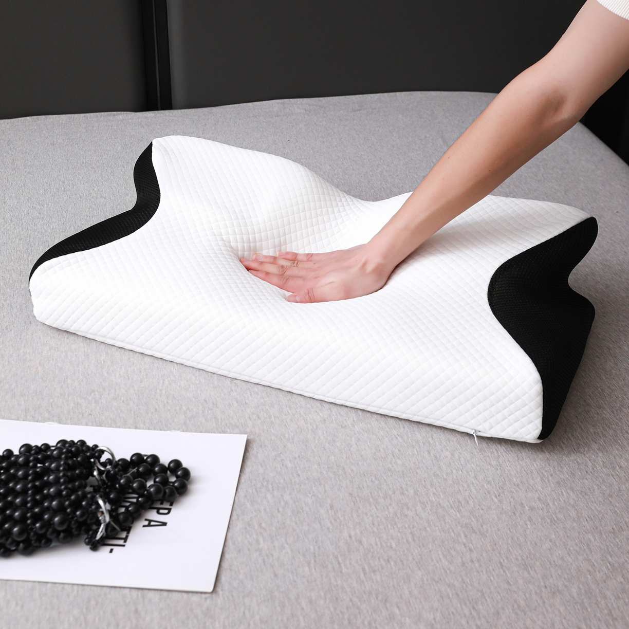 91家纺网 家纺一手货源 找家纺 圣靓家纺 2026新款跨境外贸飞机枕小牛角枕蝶形记忆枕记忆棉枕头枕芯颈椎枕蝴蝶护颈枕 飞机枕小牛角枕黑色