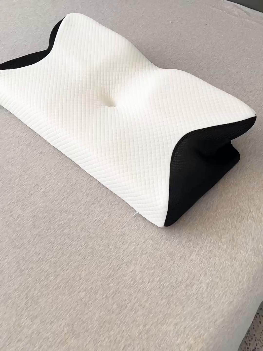 91家纺网 家纺一手货源 找家纺 圣靓家纺 2026新款跨境外贸飞机枕小牛角枕蝶形记忆枕记忆棉枕头枕芯颈椎枕蝴蝶护颈枕 飞机枕小牛角枕黑色