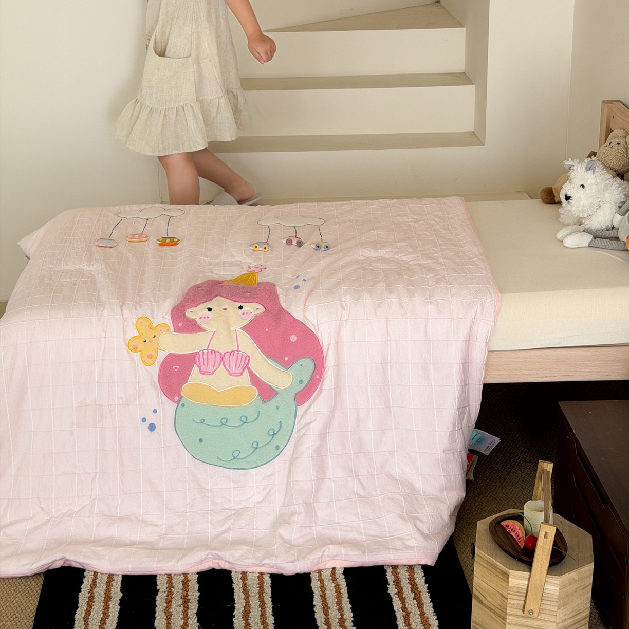 91家纺网 家纺一手货源 找家纺 （总）喜多兔儿童家纺 2026新款纯白无异味新疆长绒棉棉花夏被春秋被-云朵童话系列（模特图)