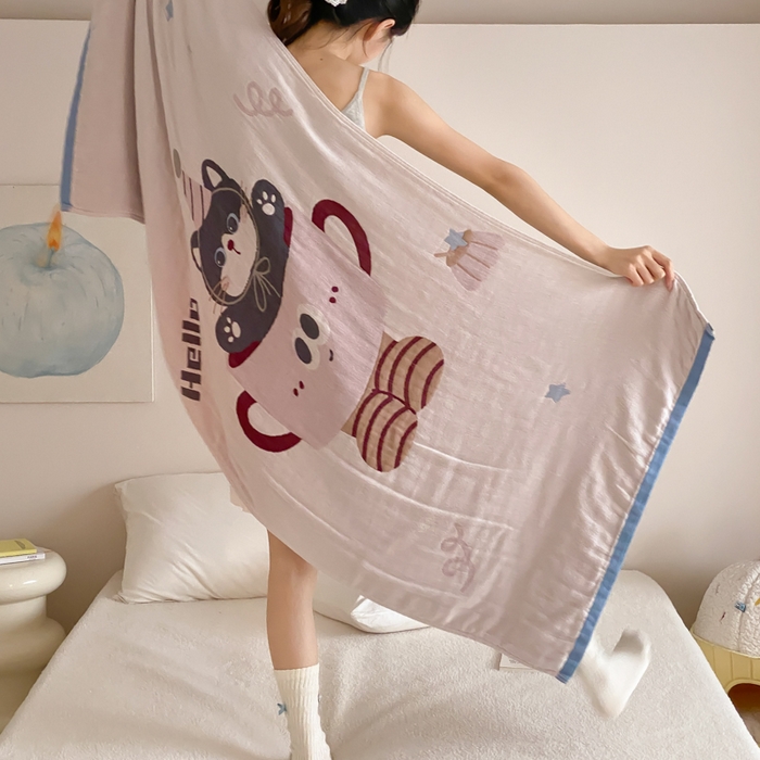 91家纺网 家纺一手货源 找家纺 麻依 2026新款四层纱布浴巾全棉 茶杯猫咪 80*160