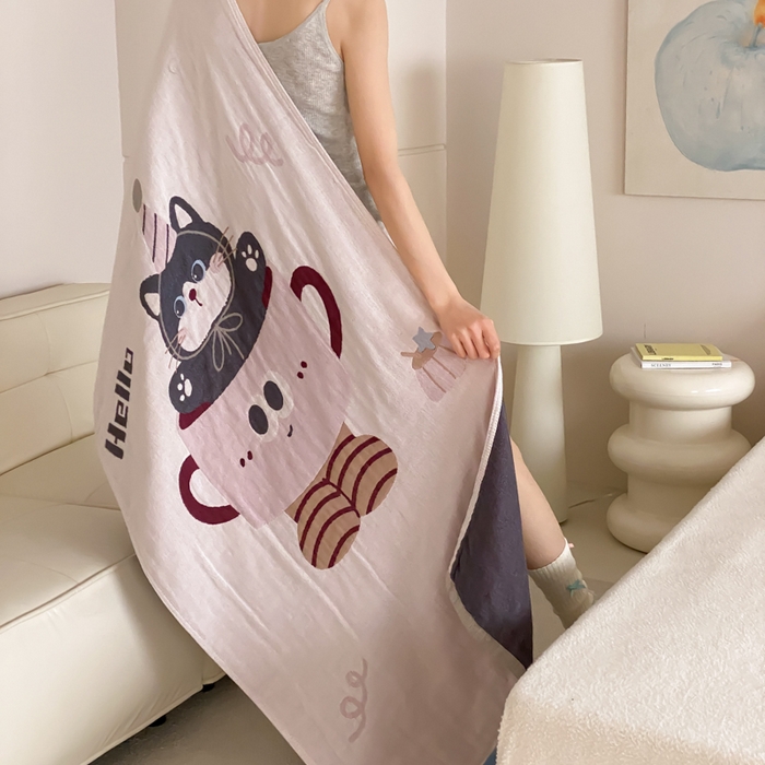 91家纺网 家纺一手货源 找家纺 麻依 2026新款四层纱布浴巾全棉 茶杯猫咪 80*160