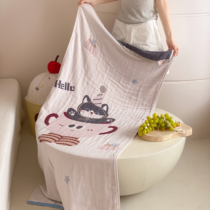 91家纺网 家纺一手货源 找家纺 麻依 2026新款四层纱布浴巾全棉 茶杯猫咪 80*160