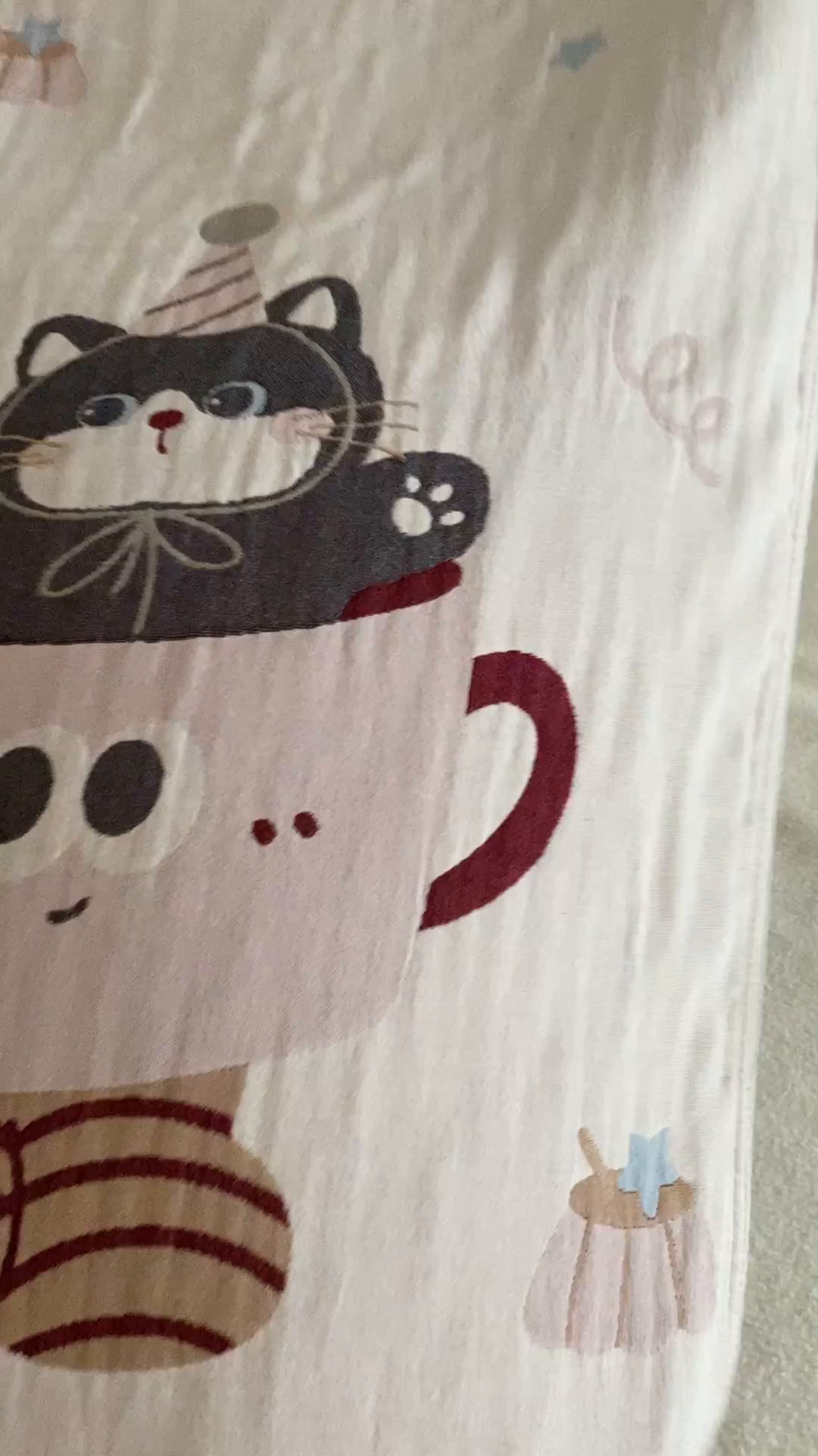 91家纺网 家纺一手货源 找家纺 麻依 2026新款四层纱布浴巾全棉 茶杯猫咪 80*160