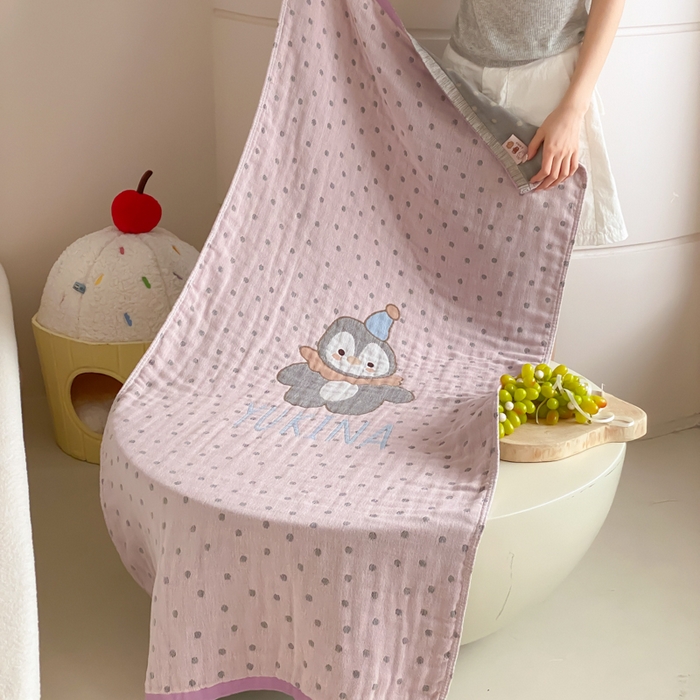 91家纺网 家纺一手货源 找家纺 麻依 2026新款四层纱布浴巾全棉 豆豆企鹅 80*160