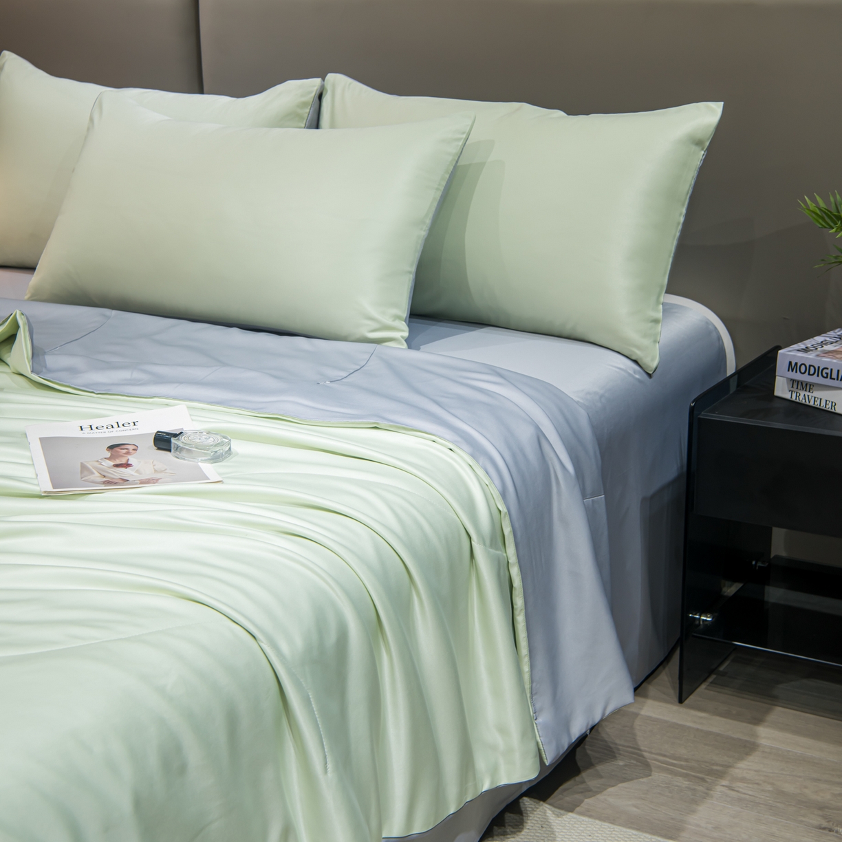 91家纺网 家纺一手货源 找家纺 花伞家居 2026新款烫画水洗真丝夏被四件套 烫画夏被-豆绿+浅灰