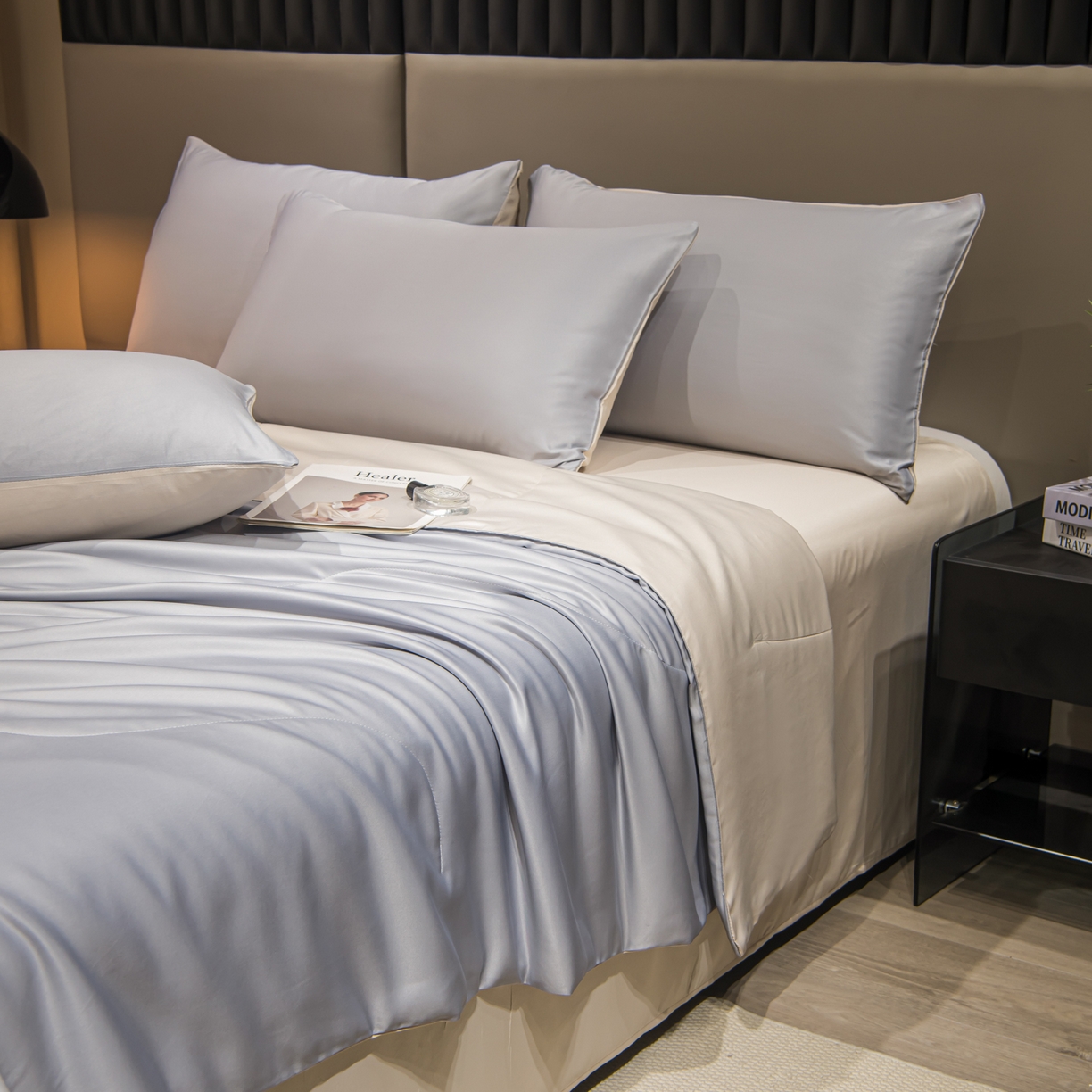 91家纺网 家纺一手货源 找家纺 花伞家居 2026新款烫画水洗真丝夏被四件套 烫画夏被-浅灰+梧桐杏