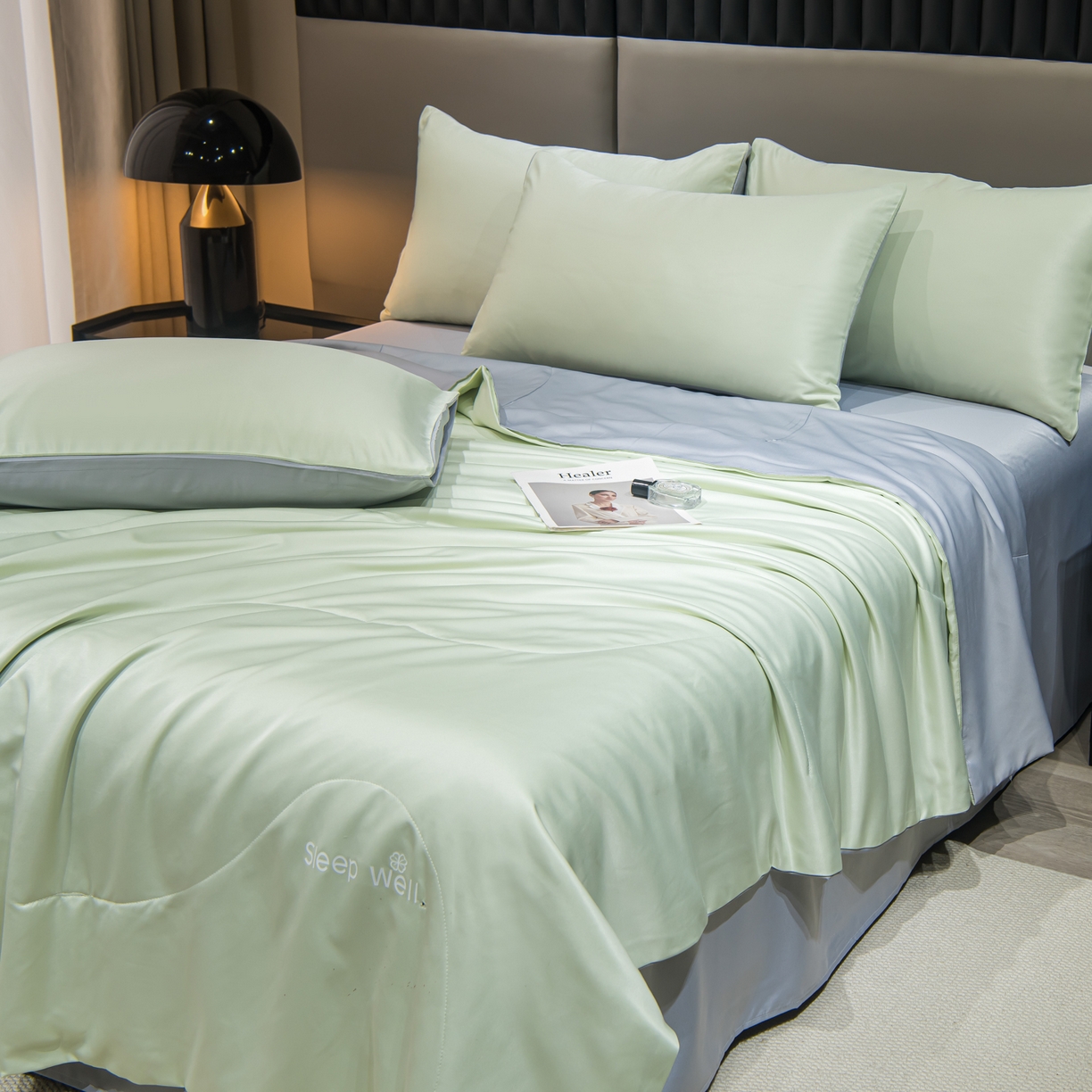 91家纺网 家纺一手货源 找家纺 花伞家居 2026新款烫画水洗真丝夏被四件套 烫画夏被-豆绿+浅灰