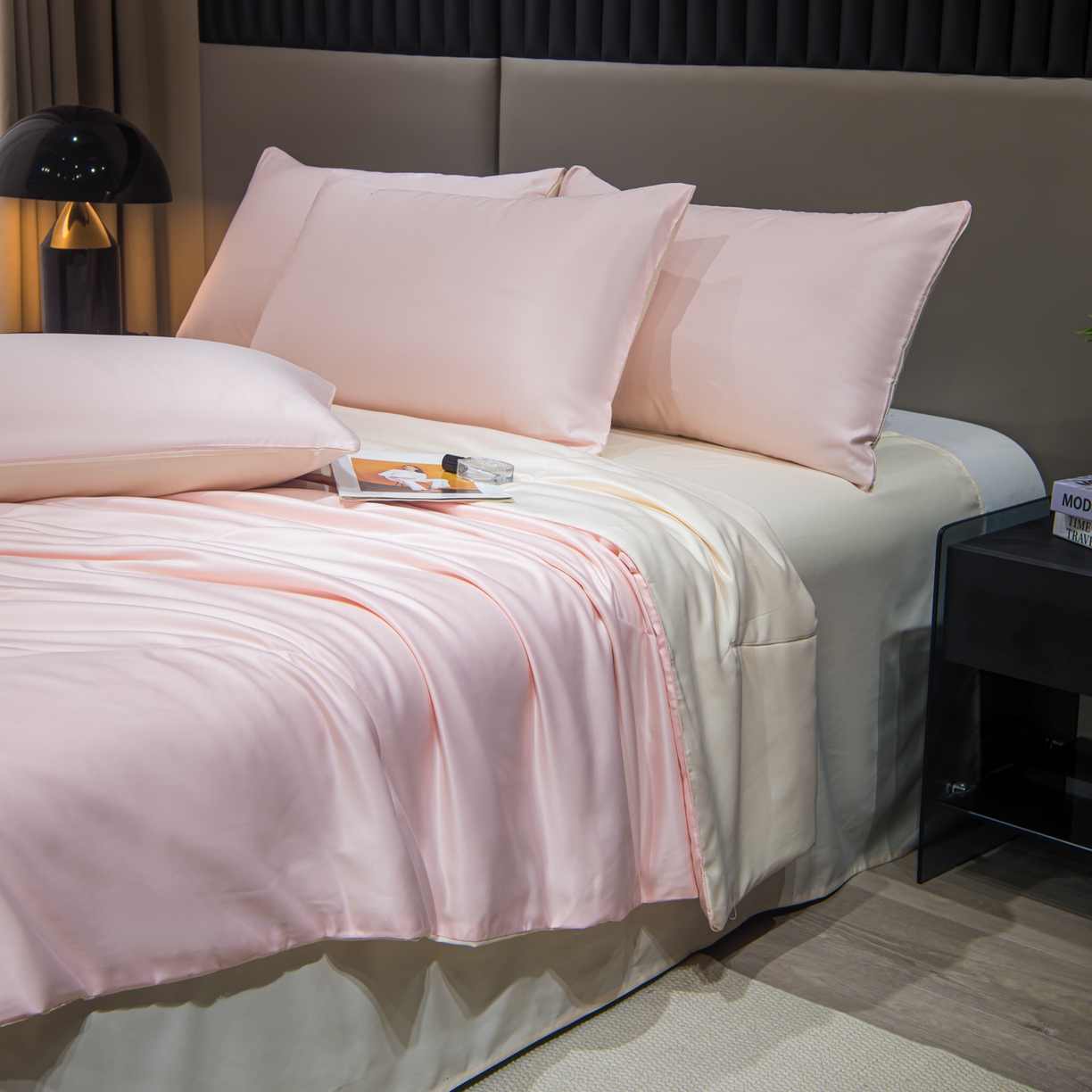 91家纺网 家纺一手货源 找家纺 花伞家居 2026新款烫画水洗真丝夏被四件套 烫画夏被-浅玉+小米黄