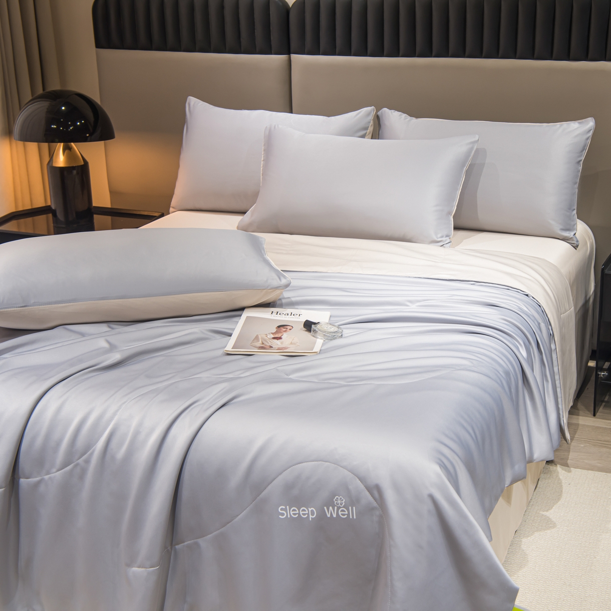 91家纺网 家纺一手货源 找家纺 花伞家居 2026新款烫画水洗真丝夏被四件套 烫画夏被-浅灰+梧桐杏