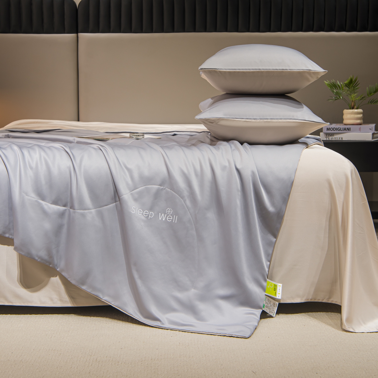 91家纺网 家纺一手货源 找家纺 花伞家居 2026新款烫画水洗真丝夏被四件套 烫画夏被-浅灰+梧桐杏