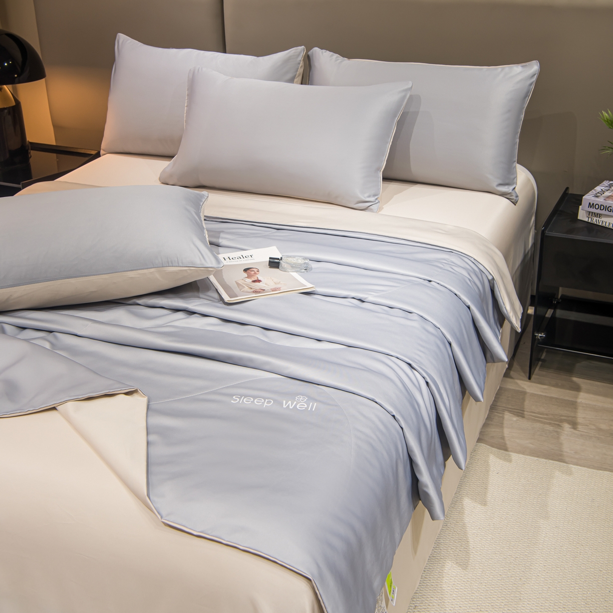 91家纺网 家纺一手货源 找家纺 花伞家居 2026新款烫画水洗真丝夏被四件套 烫画夏被-浅灰+梧桐杏