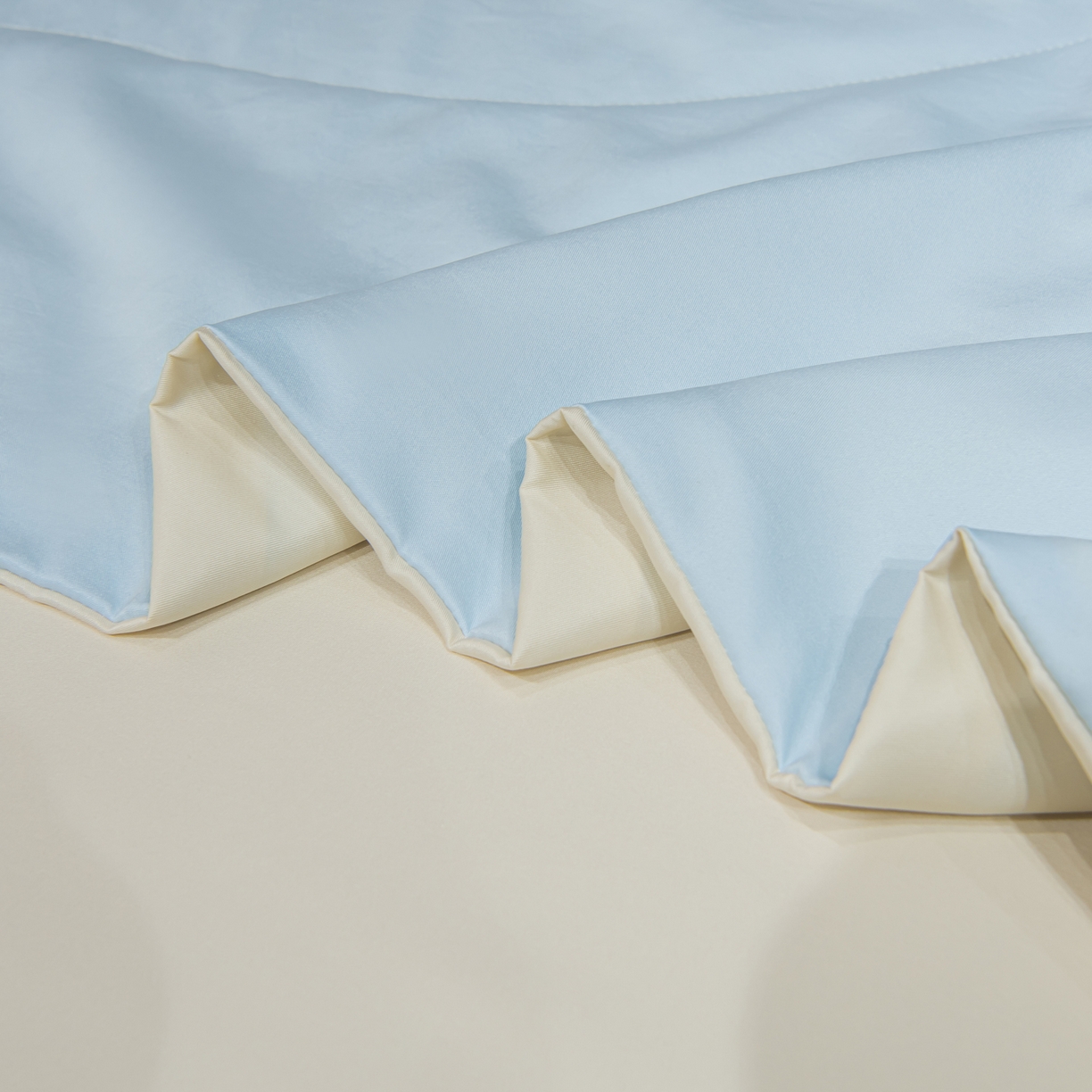 91家纺网 家纺一手货源 找家纺 花伞家居 2026新款烫画水洗真丝夏被四件套 烫画夏被-浅蓝+小米黄