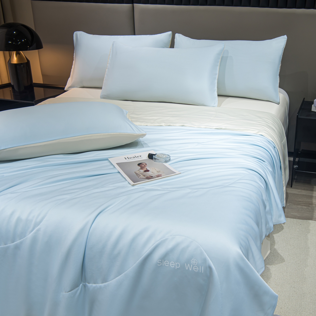 91家纺网 家纺一手货源 找家纺 花伞家居 2026新款烫画水洗真丝夏被四件套 烫画夏被-浅蓝+小米黄