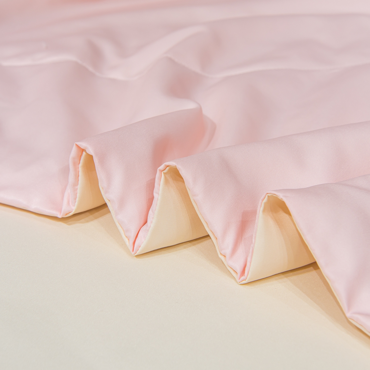 91家纺网 家纺一手货源 找家纺 花伞家居 2026新款烫画水洗真丝夏被四件套 烫画夏被-浅玉+小米黄