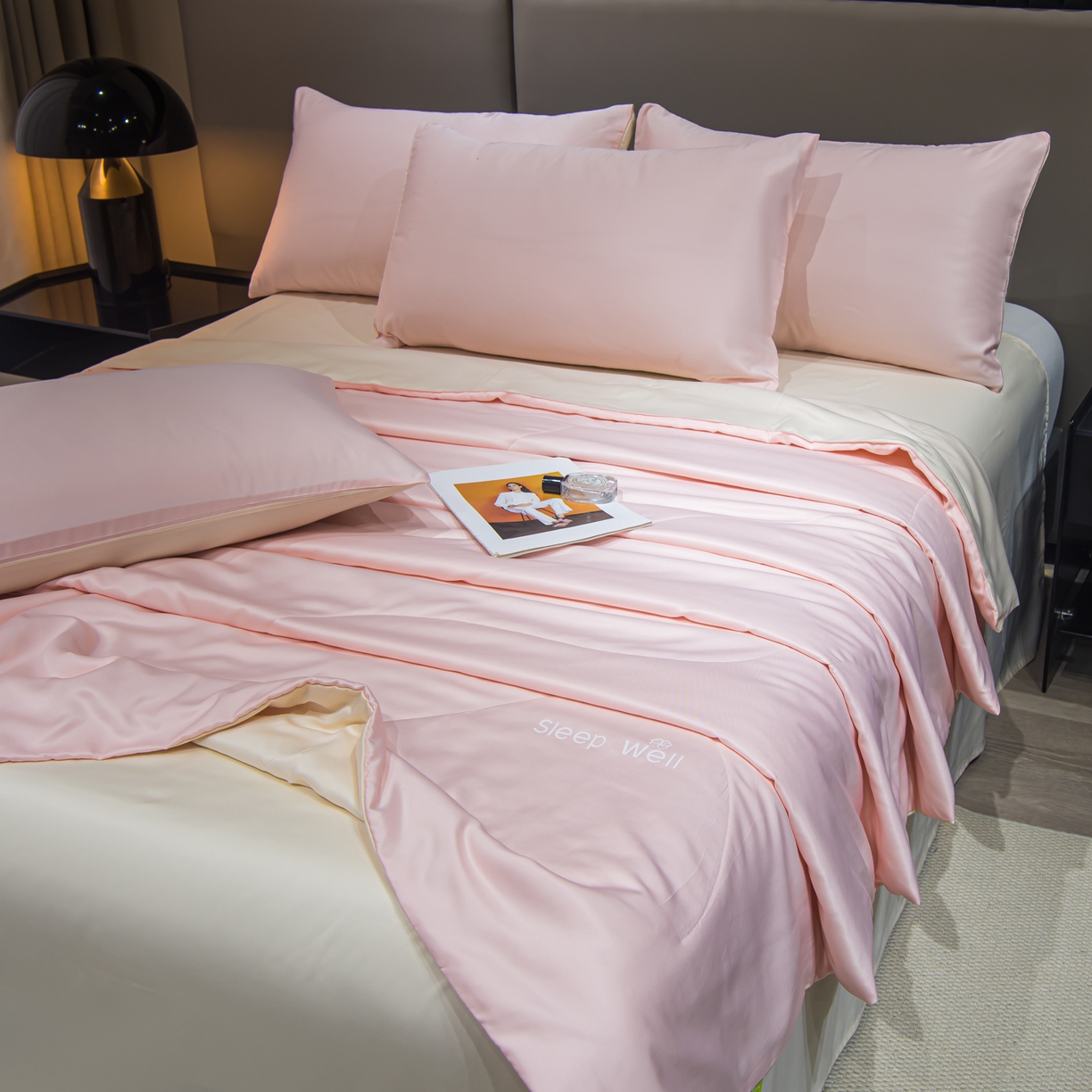 91家纺网 家纺一手货源 找家纺 花伞家居 2026新款烫画水洗真丝夏被四件套 烫画夏被-浅玉+小米黄