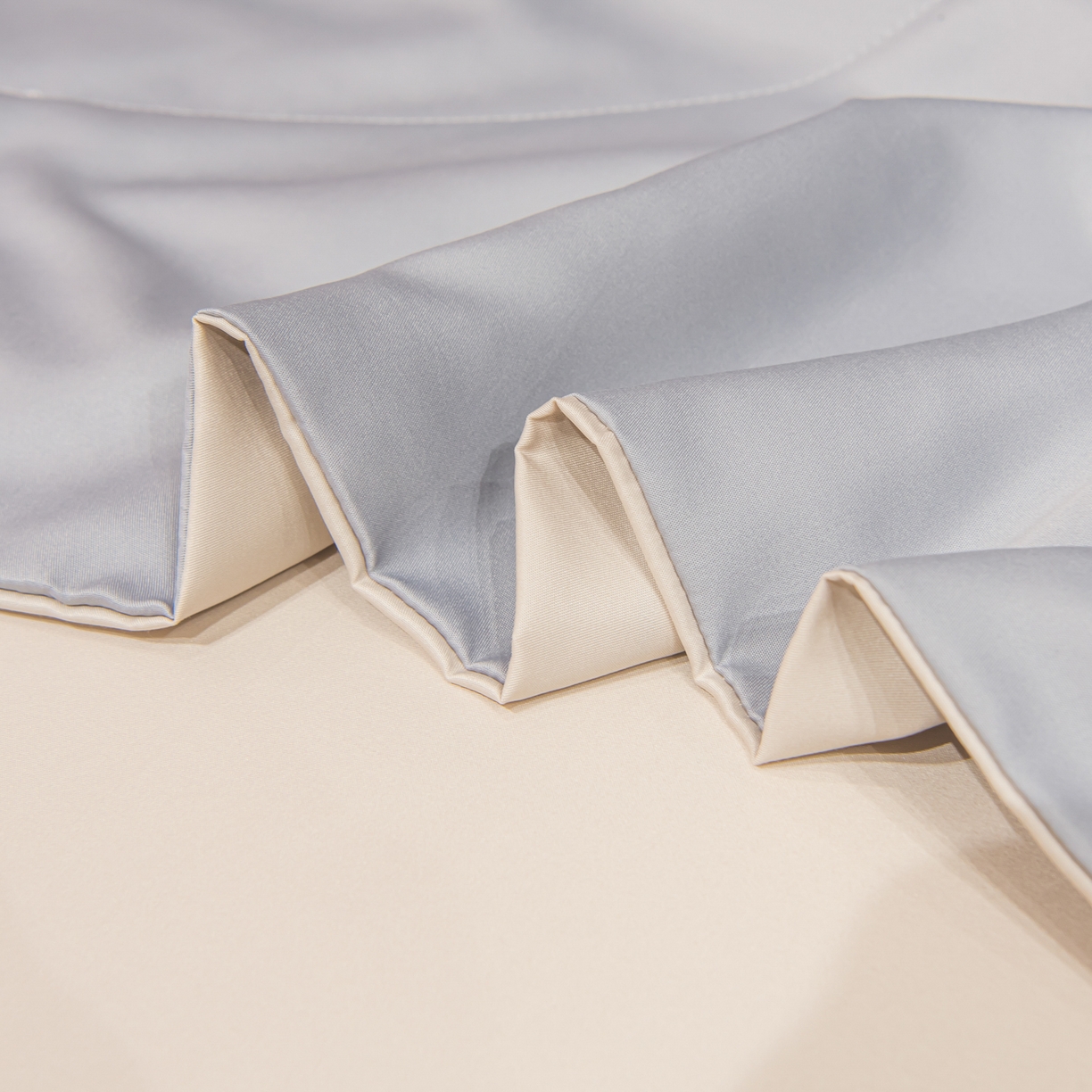 91家纺网 家纺一手货源 找家纺 花伞家居 2026新款烫画水洗真丝夏被四件套 烫画夏被-浅灰+梧桐杏