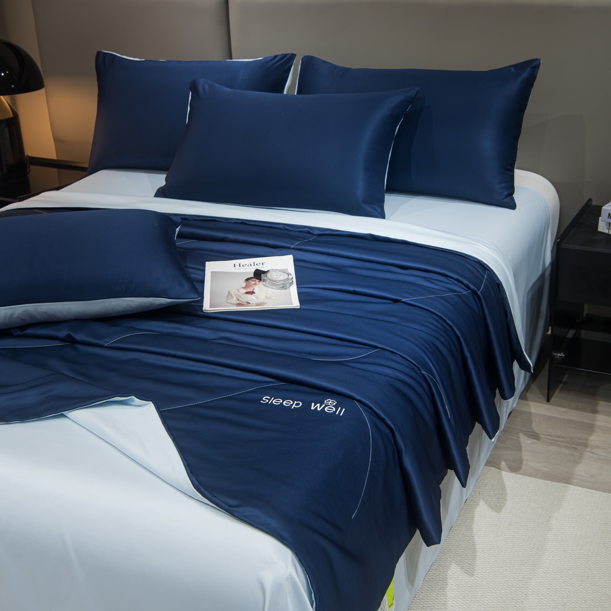 91家纺网 家纺一手货源 找家纺 花伞家居 2026新款烫画水洗真丝夏被四件套 烫画夏被-静海蓝+浅蓝