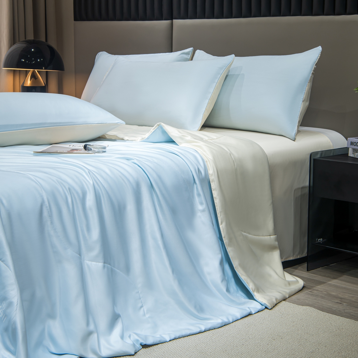 91家纺网 家纺一手货源 找家纺 花伞家居 2026新款烫画水洗真丝夏被四件套 烫画夏被-浅蓝+小米黄