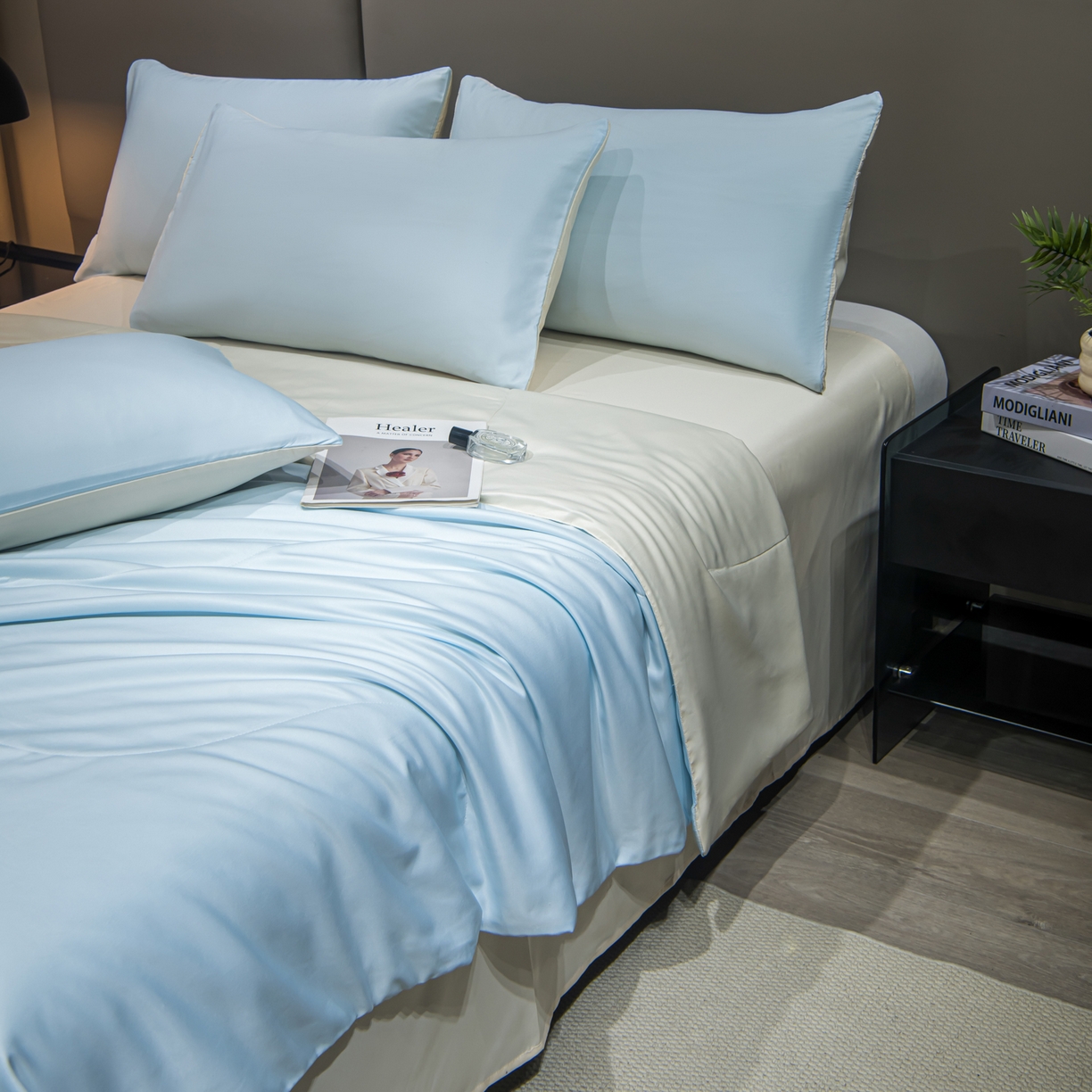 91家纺网 家纺一手货源 找家纺 花伞家居 2026新款烫画水洗真丝夏被四件套 烫画夏被-浅蓝+小米黄