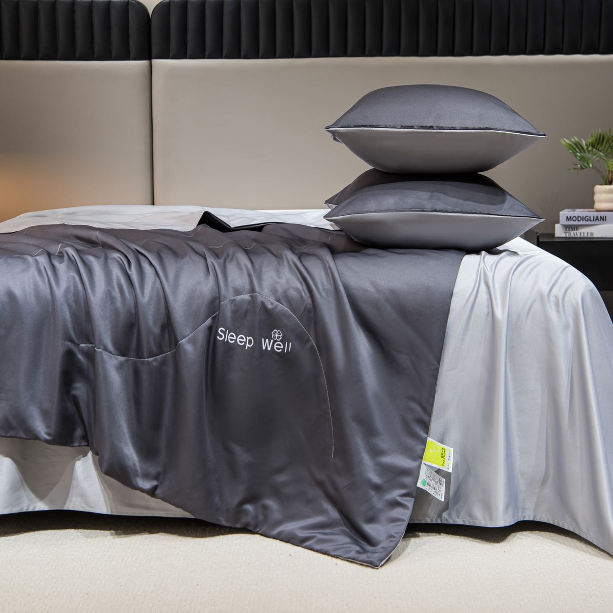 91家纺网 家纺一手货源 找家纺 花伞家居 2026新款烫画水洗真丝夏被四件套 烫画夏被-深灰+浅灰