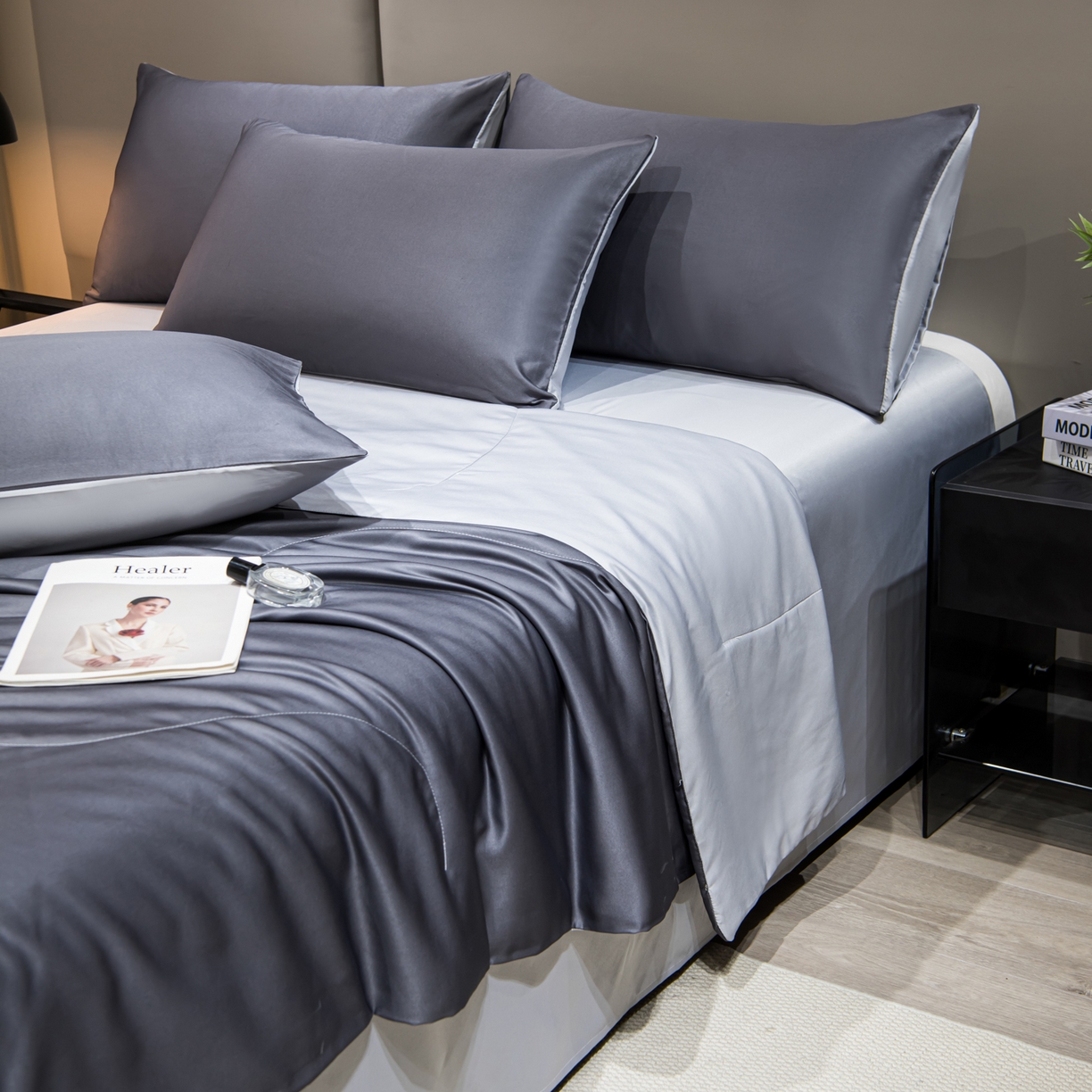 91家纺网 家纺一手货源 找家纺 花伞家居 2026新款烫画水洗真丝夏被四件套 烫画夏被-深灰+浅灰