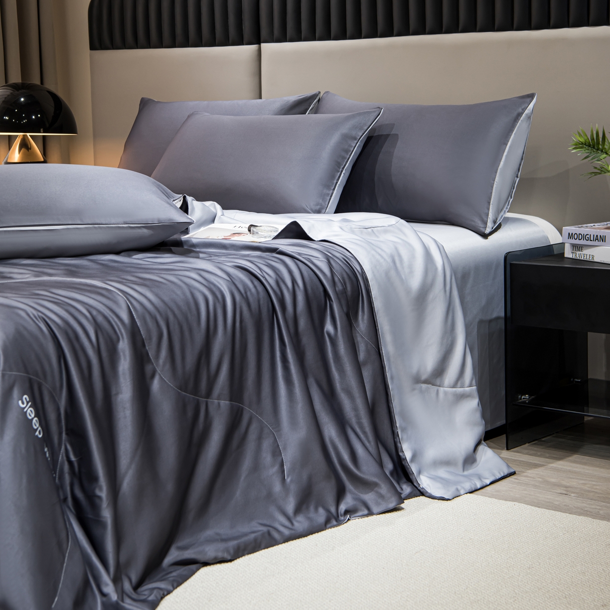 91家纺网 家纺一手货源 找家纺 花伞家居 2026新款烫画水洗真丝夏被四件套 烫画夏被-深灰+浅灰