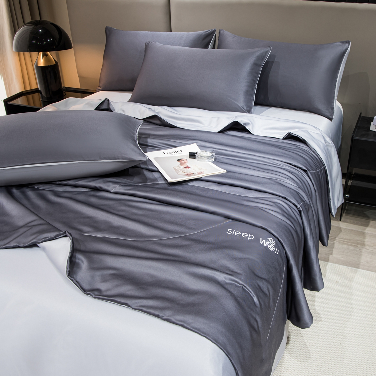 91家纺网 家纺一手货源 找家纺 花伞家居 2026新款烫画水洗真丝夏被四件套 烫画夏被-深灰+浅灰