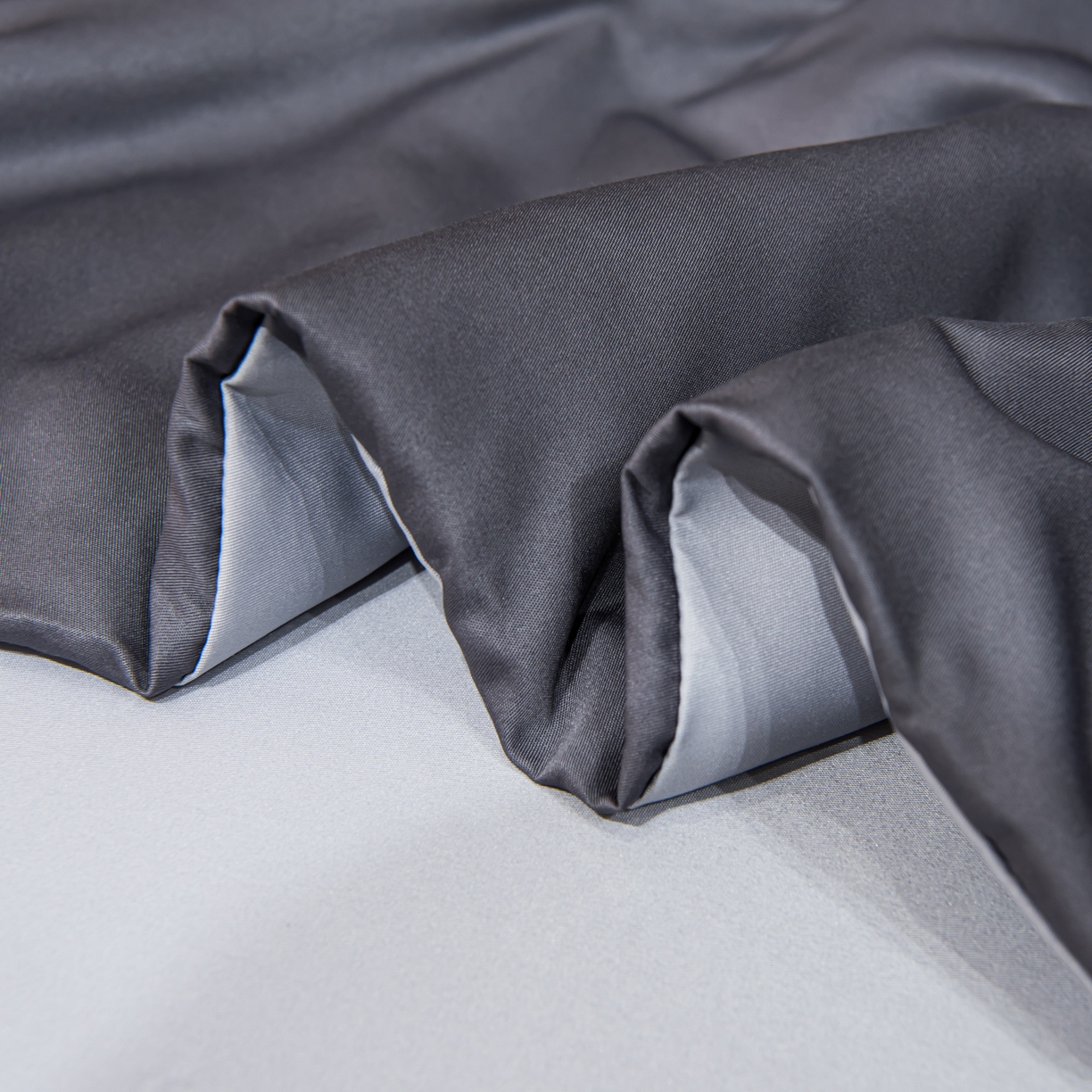 91家纺网 家纺一手货源 找家纺 花伞家居 2026新款烫画水洗真丝夏被四件套 烫画夏被-深灰+浅灰