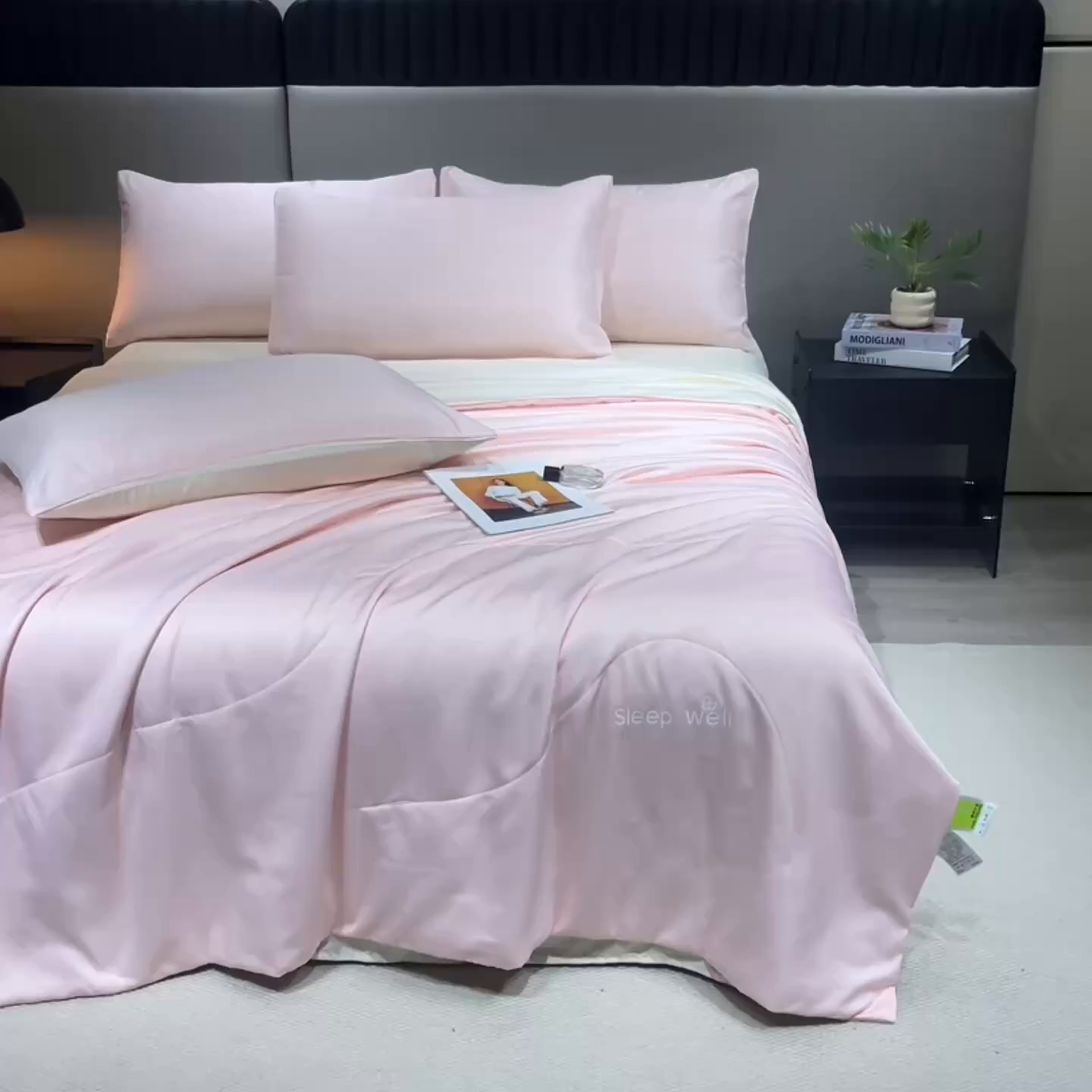 91家纺网 家纺一手货源 找家纺 花伞家居 2026新款烫画水洗真丝夏被四件套 烫画夏被-浅玉+小米黄