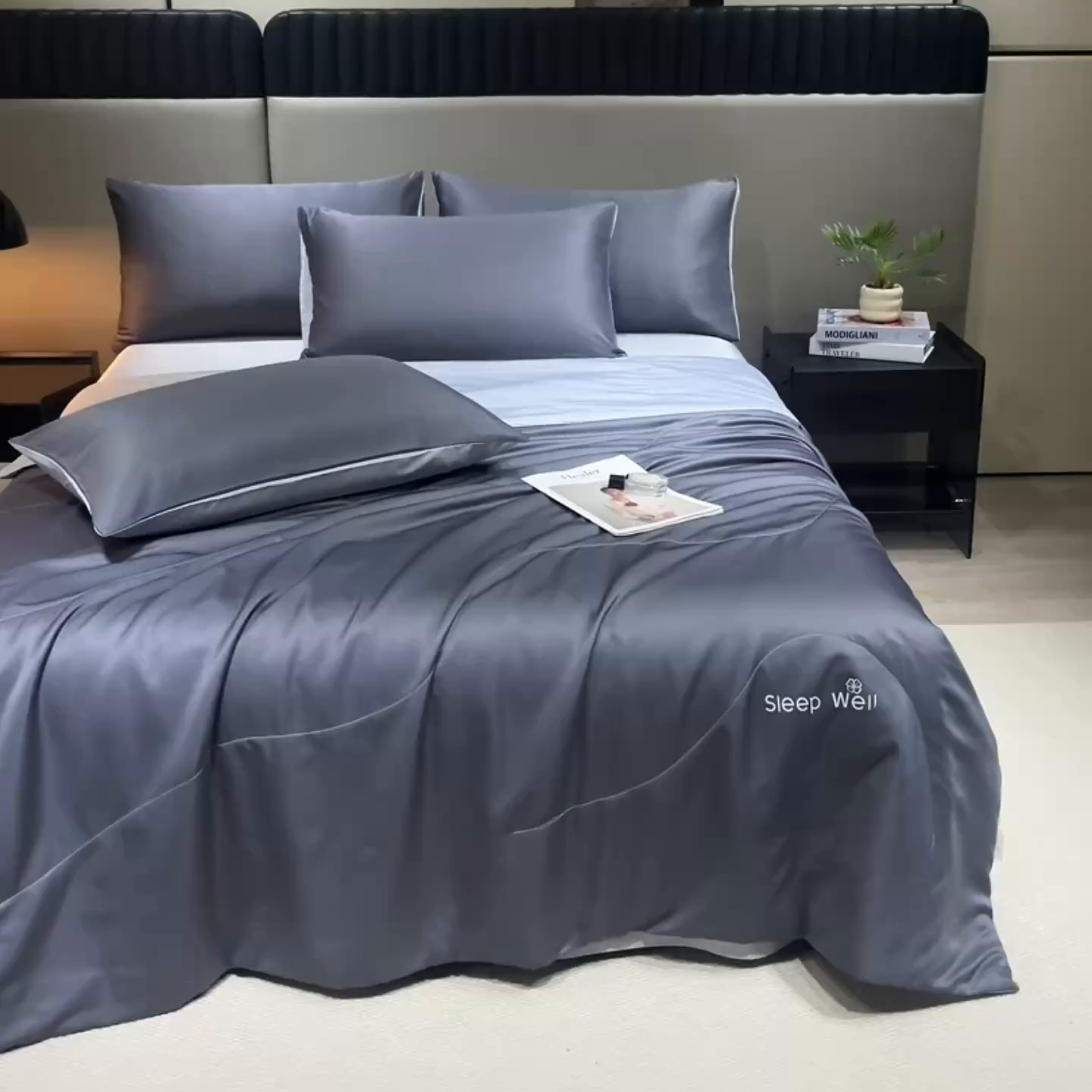 91家纺网 家纺一手货源 找家纺 花伞家居 2026新款烫画水洗真丝夏被四件套 烫画夏被-深灰+浅灰