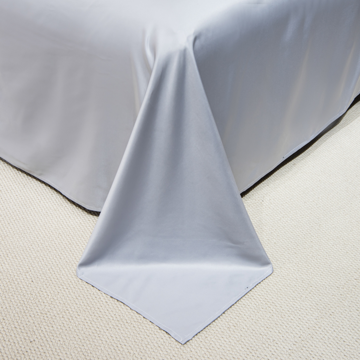 91家纺网 家纺一手货源 找家纺 花伞家居 2026新款烫画水洗真丝夏被四件套 烫画夏被-深灰+浅灰