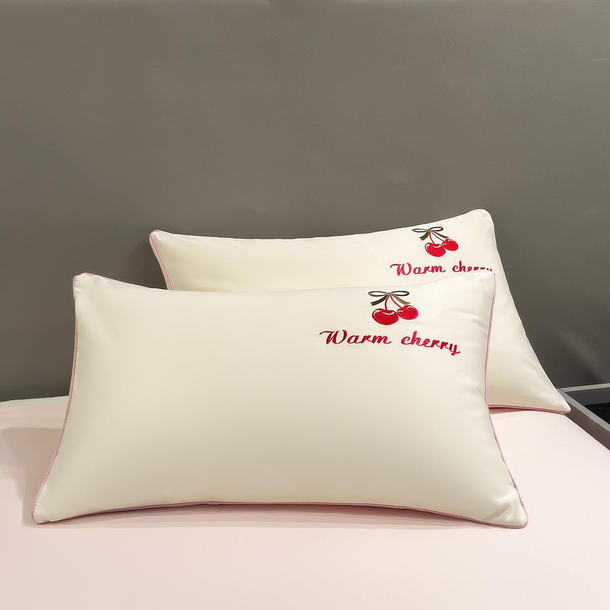 91家纺网 家纺一手货源 找家纺 梦舒羽 2026新款A类水洗冰丝满版夏凉被 樱桃-奶白粉