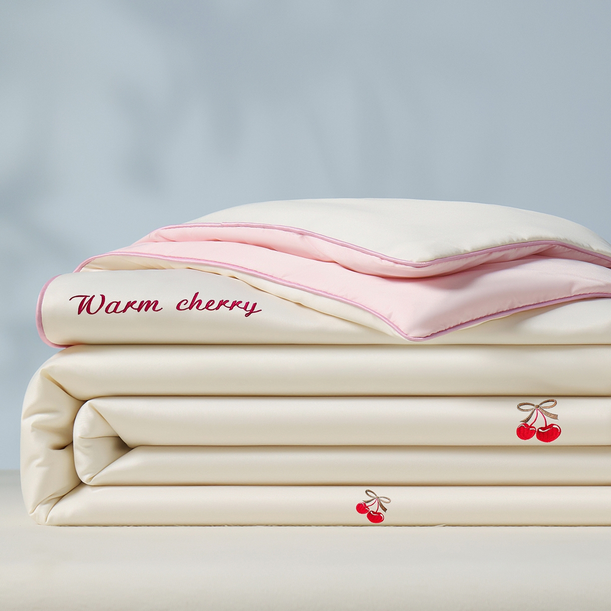 91家纺网 家纺一手货源 找家纺 梦舒羽 2026新款A类水洗冰丝满版夏凉被 樱桃-奶白粉