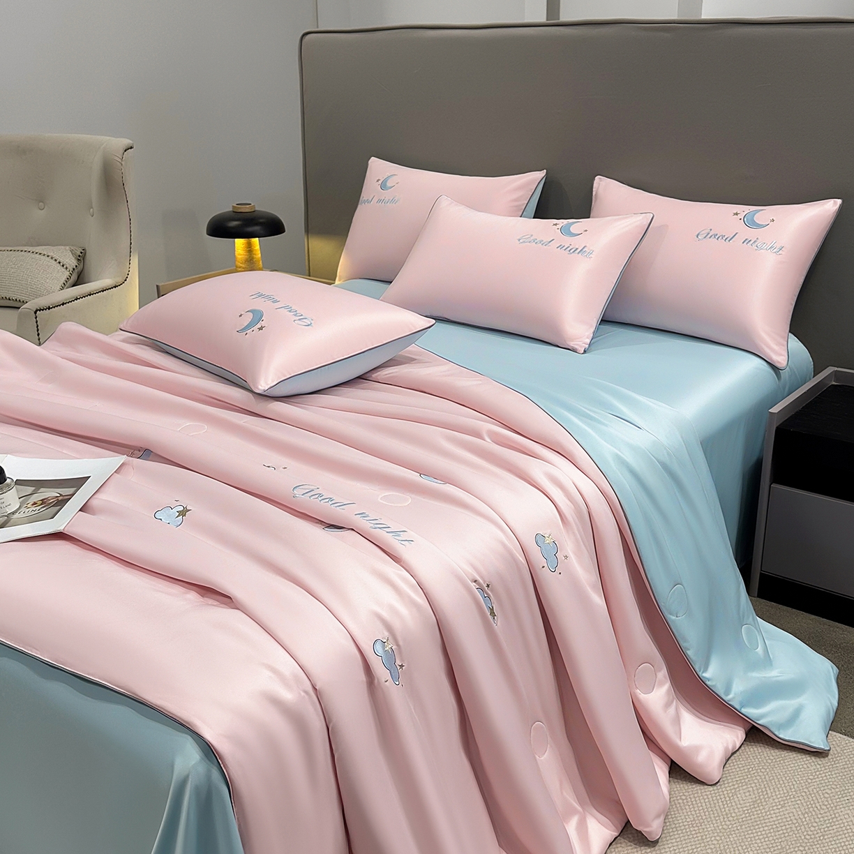 91家纺网 家纺一手货源 找家纺 梦舒羽 2026新款A类水洗冰丝满版夏凉被 云朵-粉玉蓝