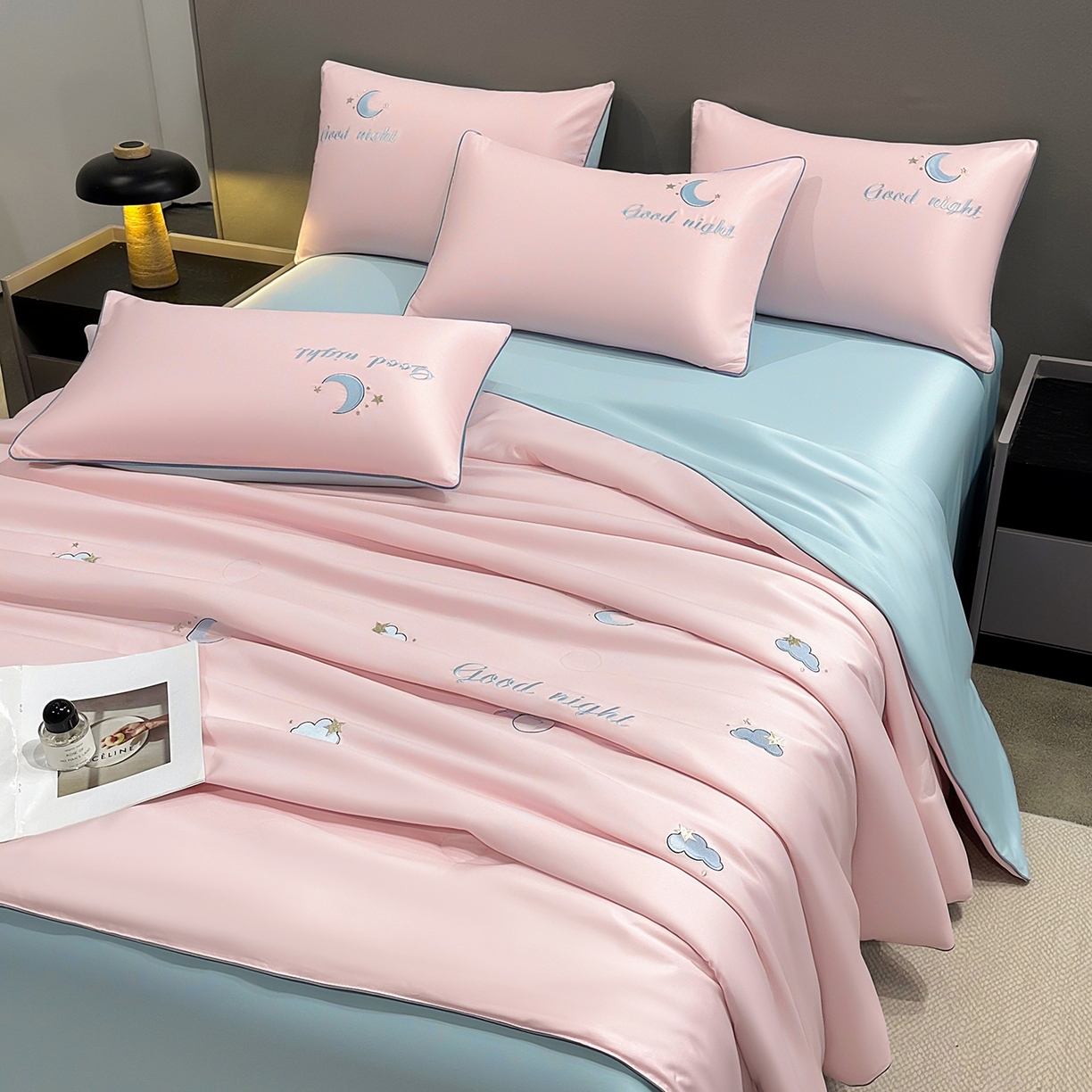 91家纺网 家纺一手货源 找家纺 梦舒羽 2026新款A类水洗冰丝满版夏凉被 云朵-粉玉蓝