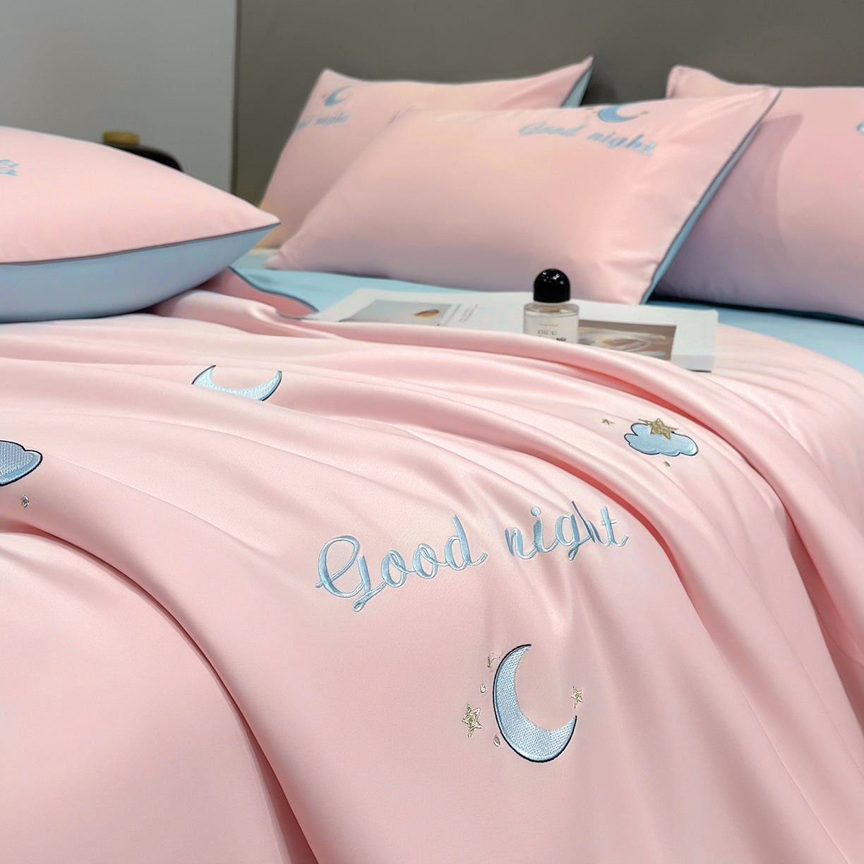 91家纺网 家纺一手货源 找家纺 梦舒羽 2026新款A类水洗冰丝满版夏凉被 云朵-粉玉蓝