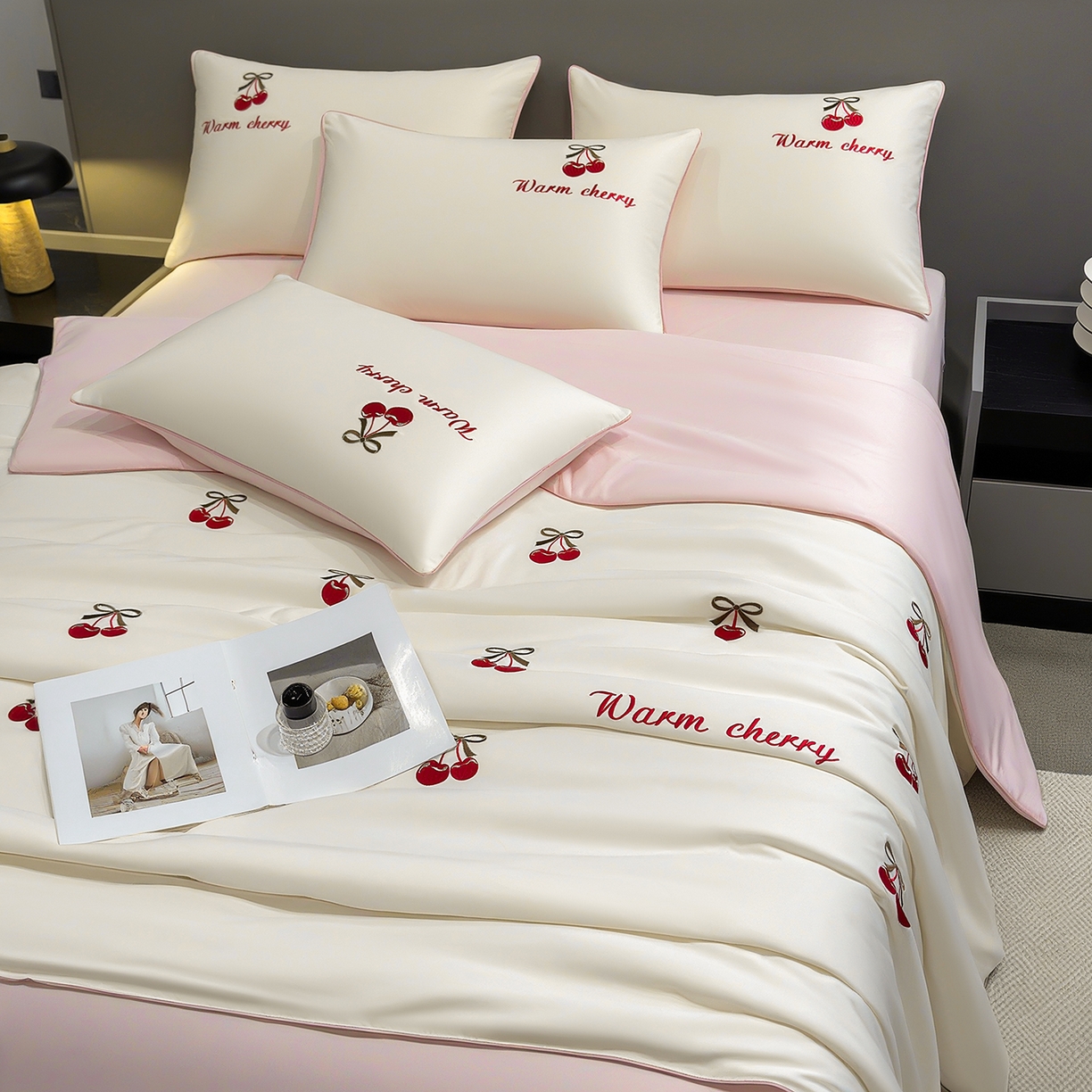 91家纺网 家纺一手货源 找家纺 梦舒羽 2026新款A类水洗冰丝满版夏凉被 樱桃-奶白粉