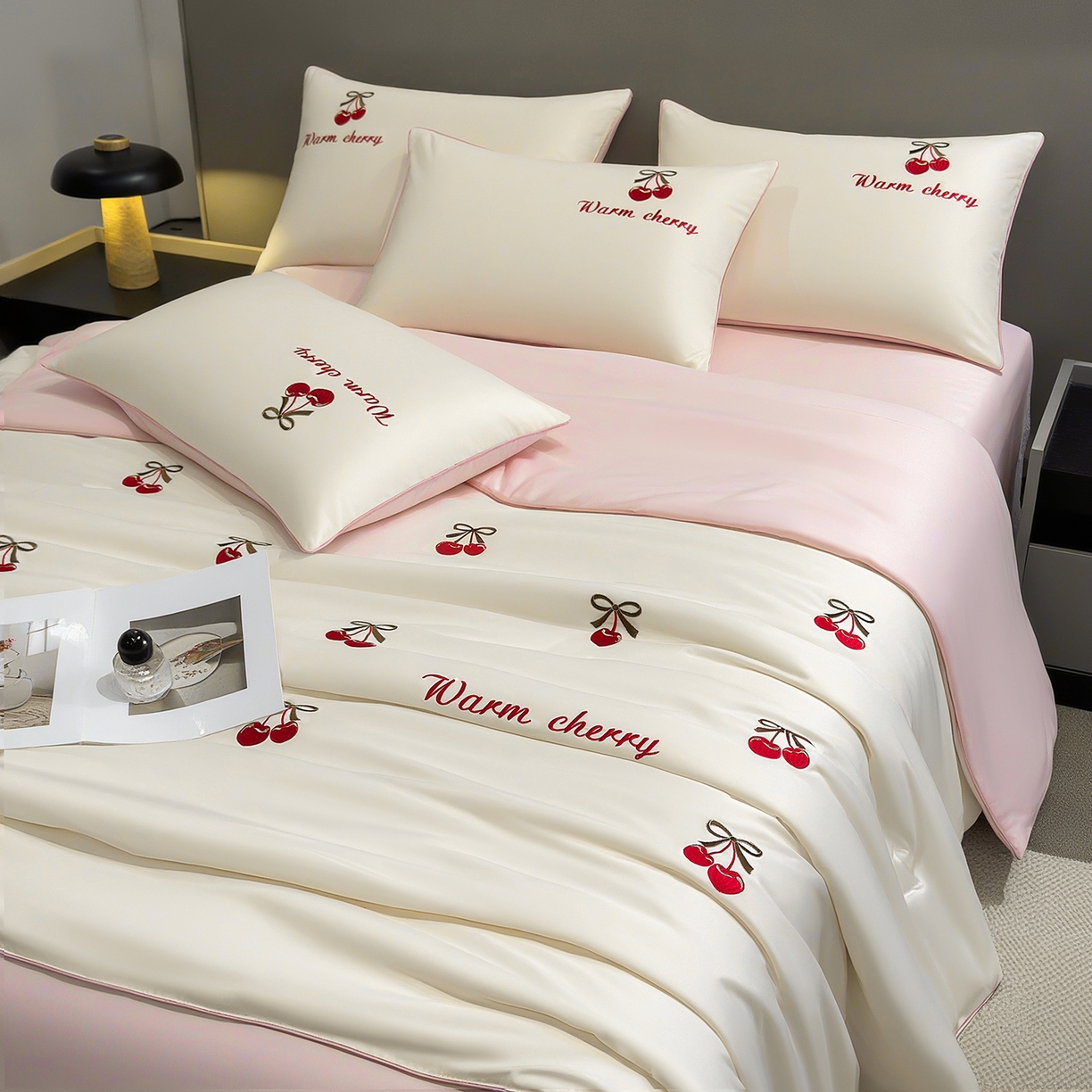 91家纺网 家纺一手货源 找家纺 梦舒羽 2026新款A类水洗冰丝满版夏凉被 樱桃-奶白粉