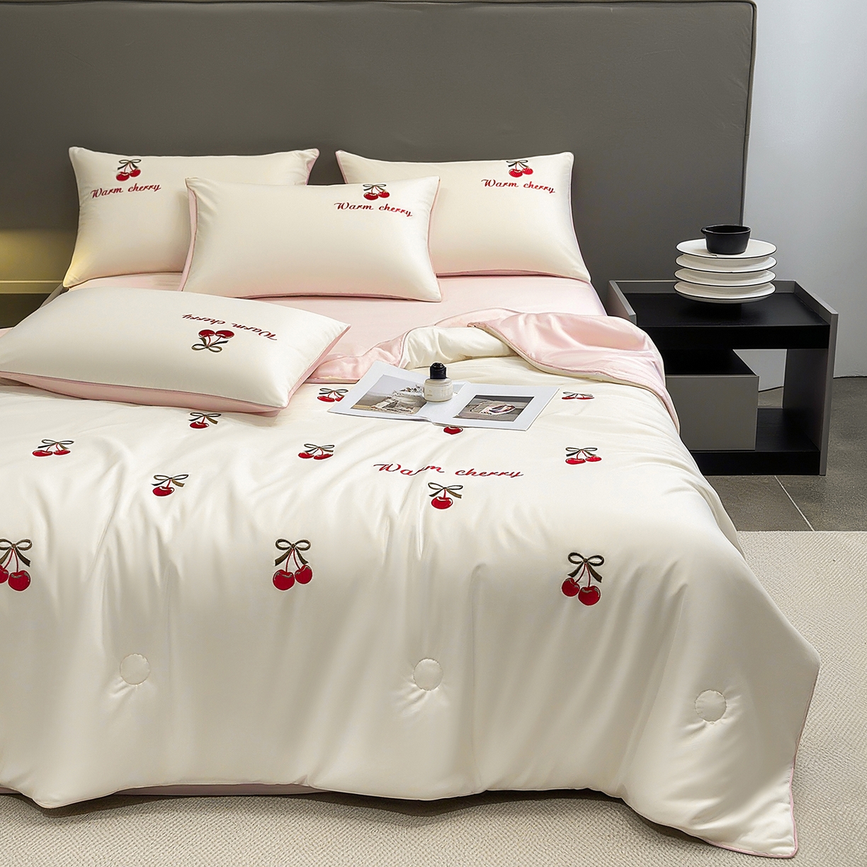 91家纺网 家纺一手货源 找家纺 梦舒羽 2026新款A类水洗冰丝满版夏凉被 樱桃-奶白粉